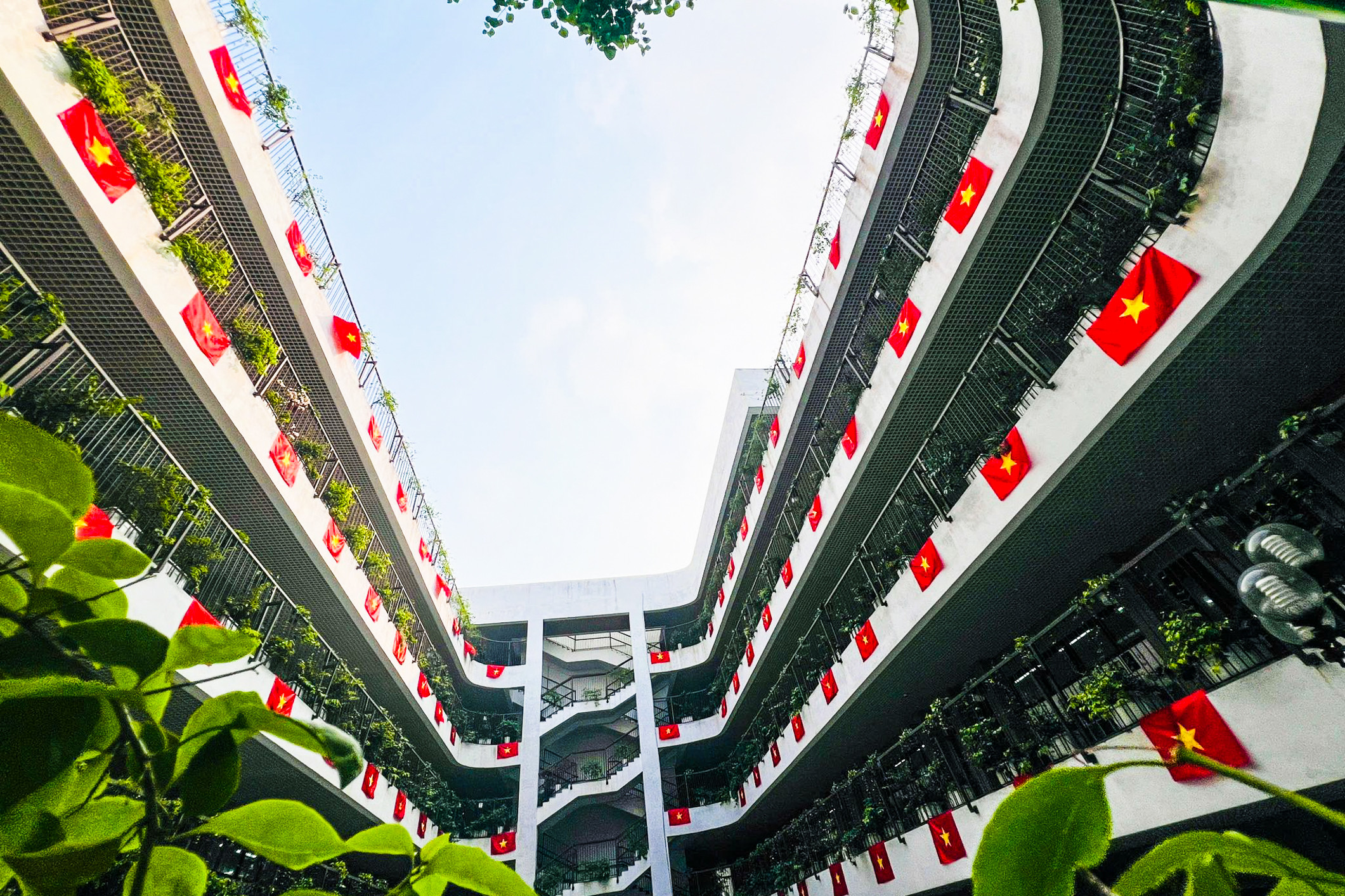 Cờ Tổ quốc nhuộm thắm từng góc phố, toà nhà những ngày tháng Tư lịch sử