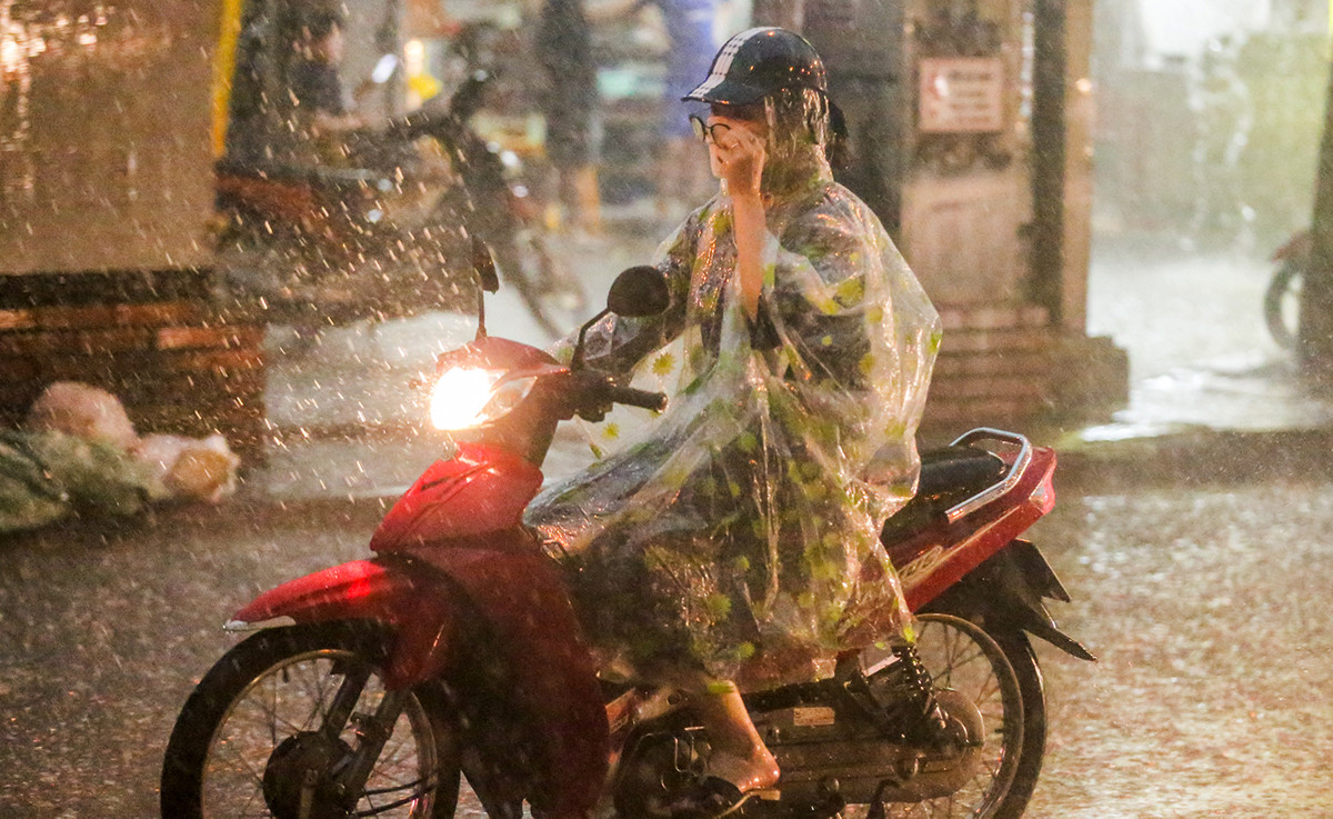 Dự báo thời tiết 10 ngày: Miền Bắc mưa lớn, miền Nam nắng nóng cục bộ