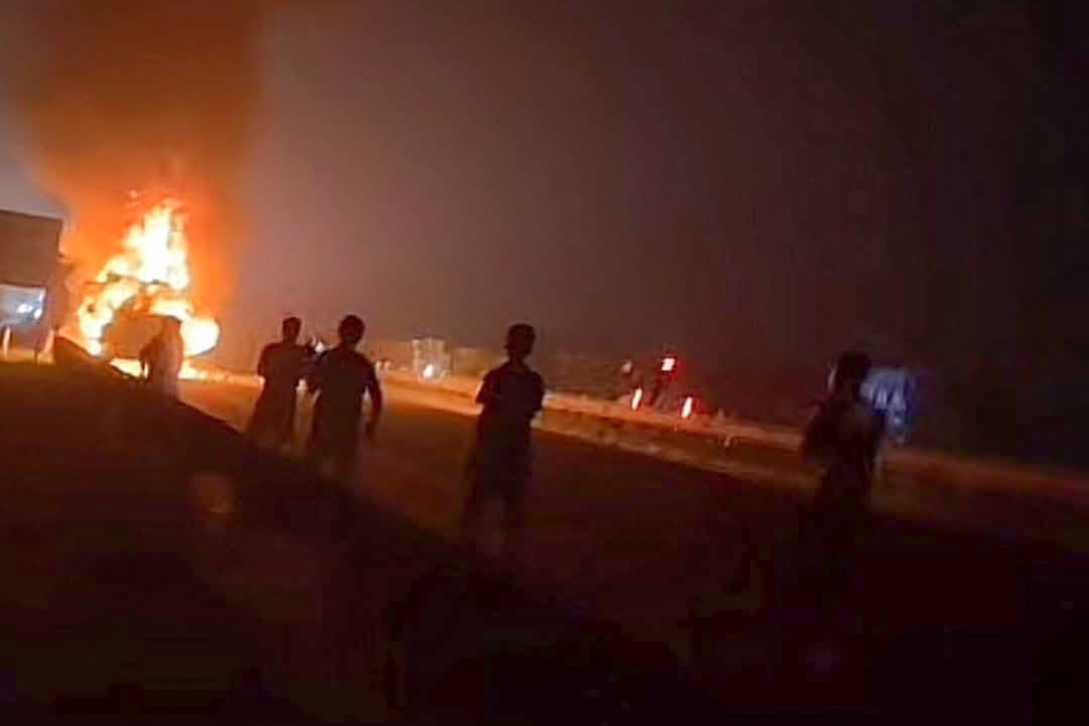 Xe đầu kéo bốc cháy dữ dội trên cao tốc Nội Bài - Lào Cai