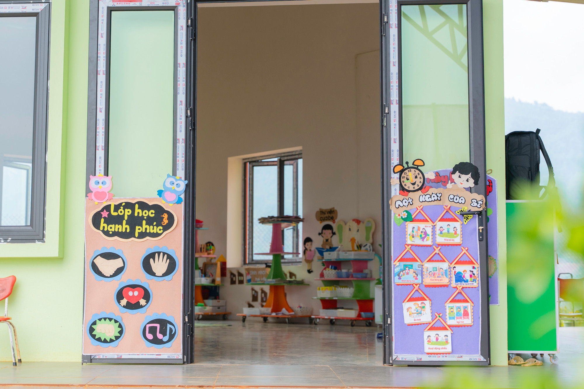 Công trình hoàn thành là kết quả của sự chung tay giữa Trường THCS&THPT Lương Thế Vinh, Quỹ Trò nghèo vùng cao, chính quyền địa phương và bà con dân bản. Nhiều hộ dân tự nguyện hiến đất, góp công xây dựng, cùng nhau kéo hơn 4km đường nước về trường. Đó là nỗ lực âm thầm nhưng đáng quý với mong muốn con em mình có chỗ học an toàn, sạch sẽ hơn.