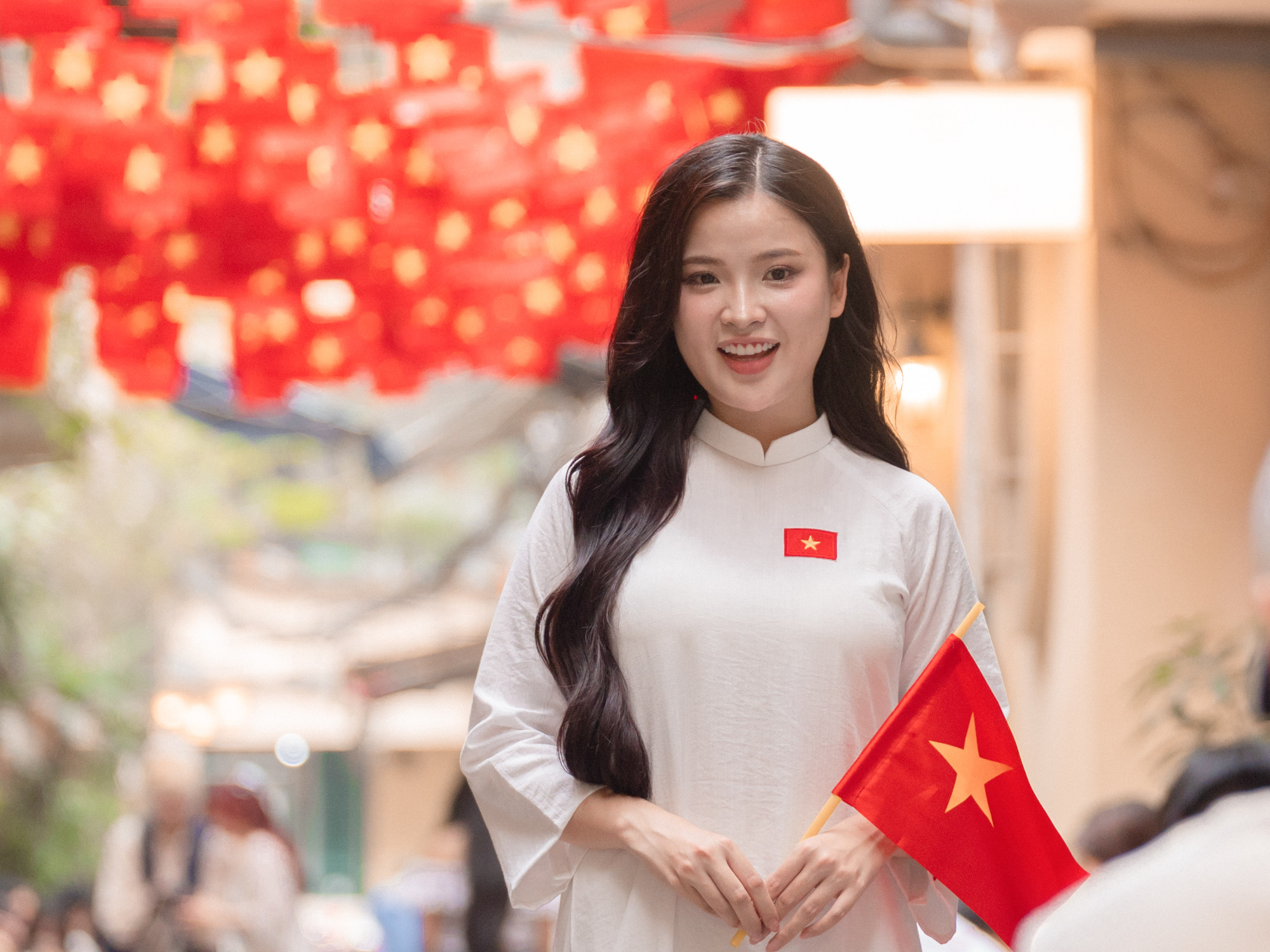 Giới trẻ mặc áo dài, cầm cờ Tổ quốc hào hứng check-in dịp đại lễ 30/4