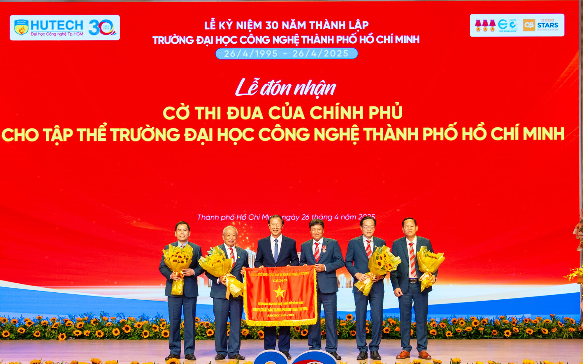 Đại học Công nghệ TP.HCM nhận Cờ thi đua của Chính phủ