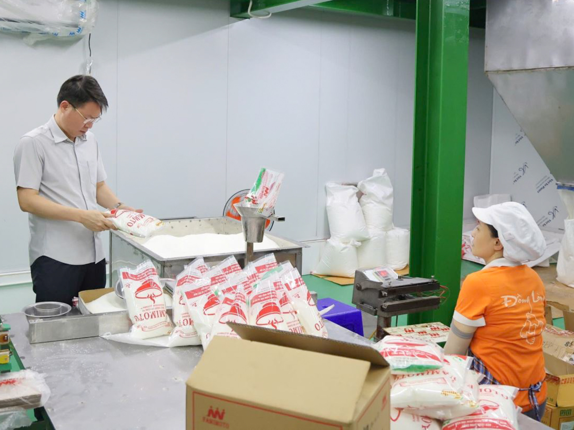 Hình ảnh bên trong xưởng sản xuất dầu ăn, hạt nêm giả của Công ty Famimoto