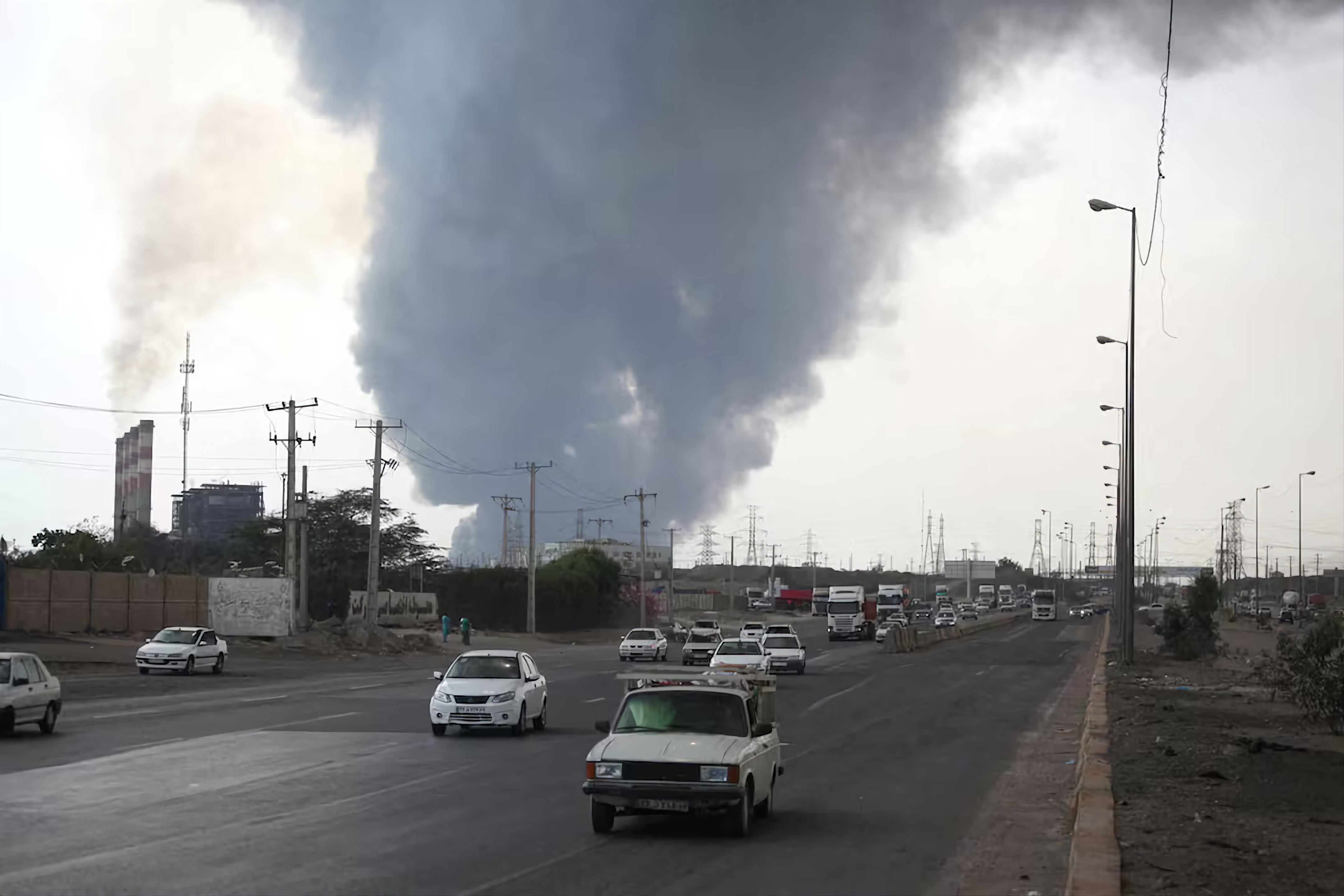 Hơn 500 người bị thương trong vụ nổ lớn tại cảng dầu Iran