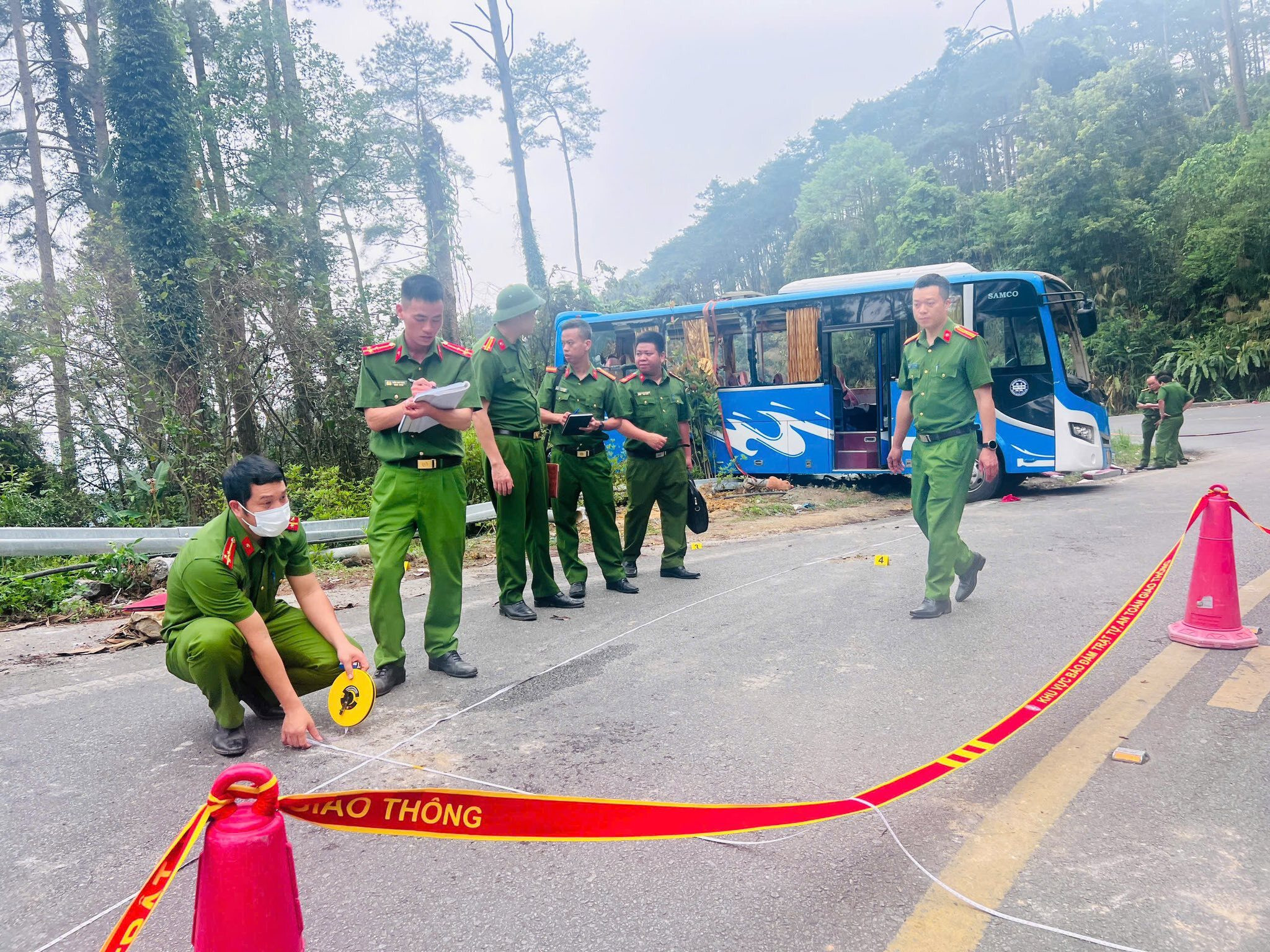 Tạm giữ tài xế xe khách bị lật trên đèo Tam Đảo làm 4 người tử vong