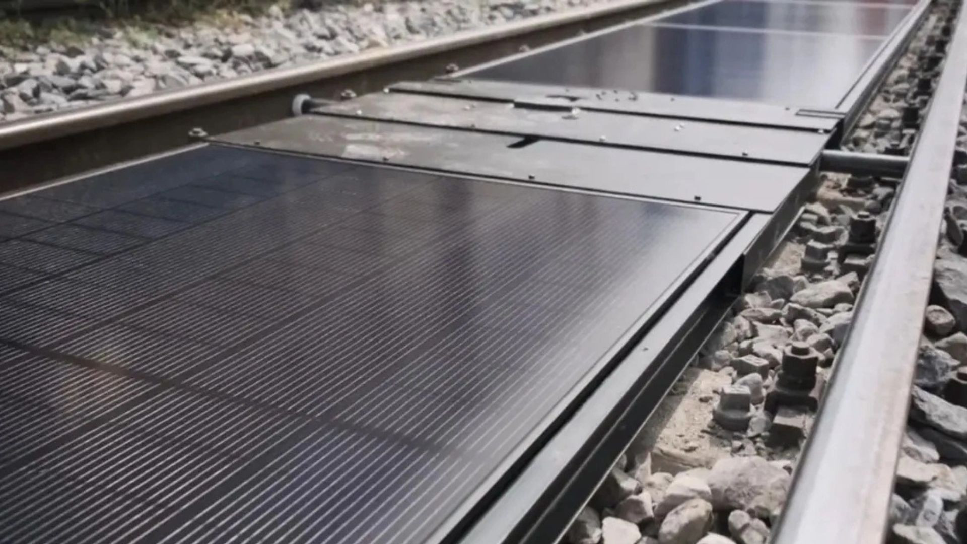 Thụy Sĩ vận hành hệ thống điện mặt trời đầu tiên trên đường ray