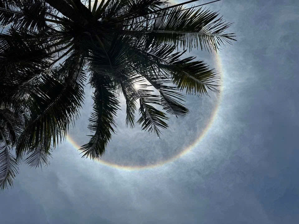 Hào quang mặt trời xuất hiện giữa trưa ở Phú Yên, Khánh Hoà