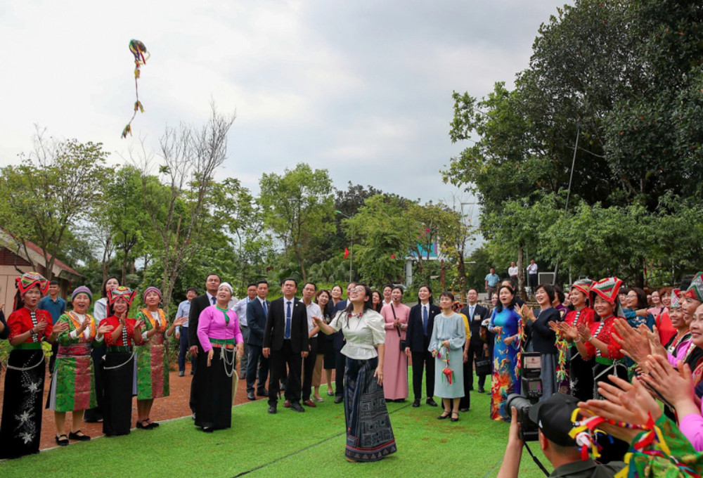 Phu nhân Thủ tướng Việt Nam và Nhật Bản cùng ném còn, múa xòe Thái