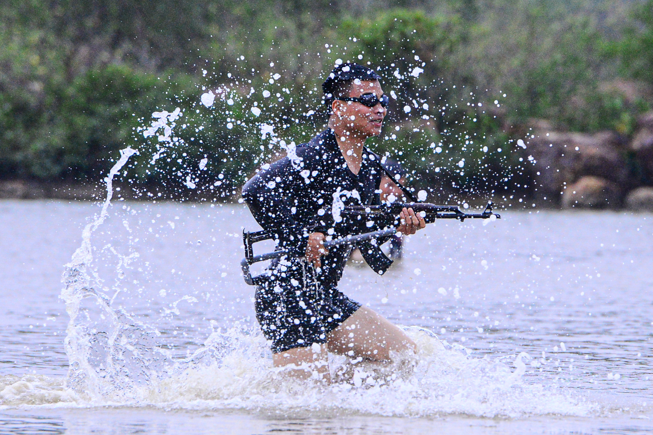 Xem cảnh sát chống khủng bố đu dây, tác chiến tổng hợp trên sông nước và đầm lầy