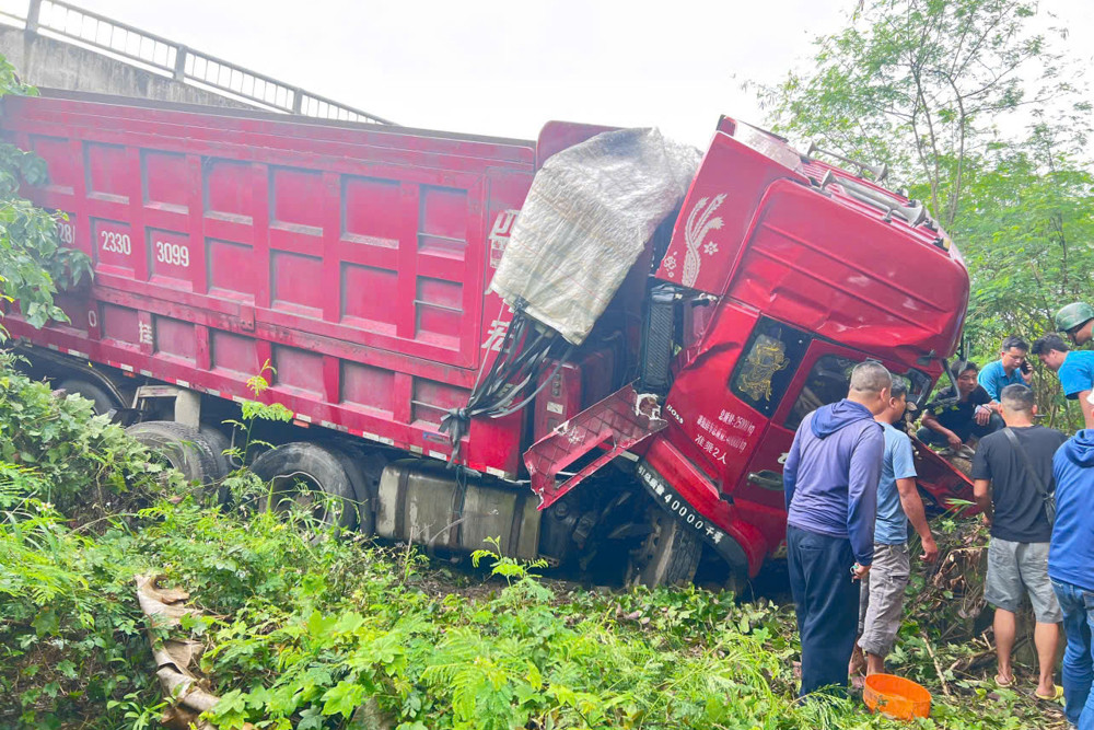 Xe tải văng khỏi cao tốc Nội Bài - Lào Cai, 3 người bị thương