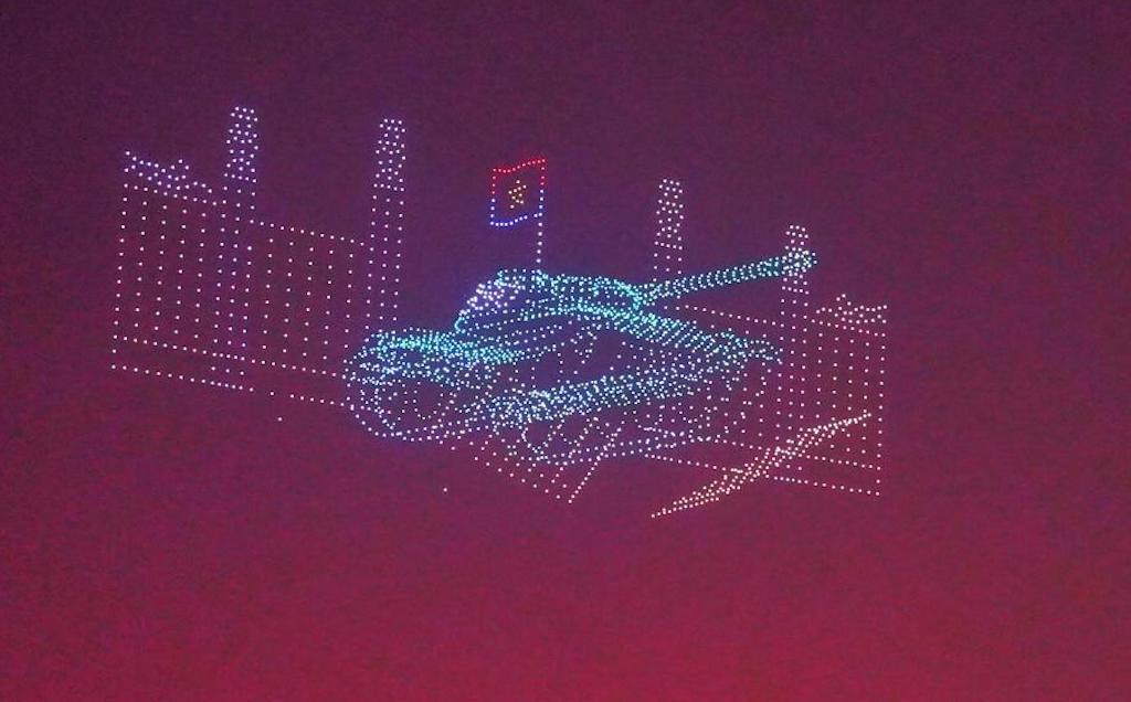 10.500 drone tái hiện cảnh xe tăng húc đổ cổng Dinh Độc Lập trên bầu trời TP.HCM