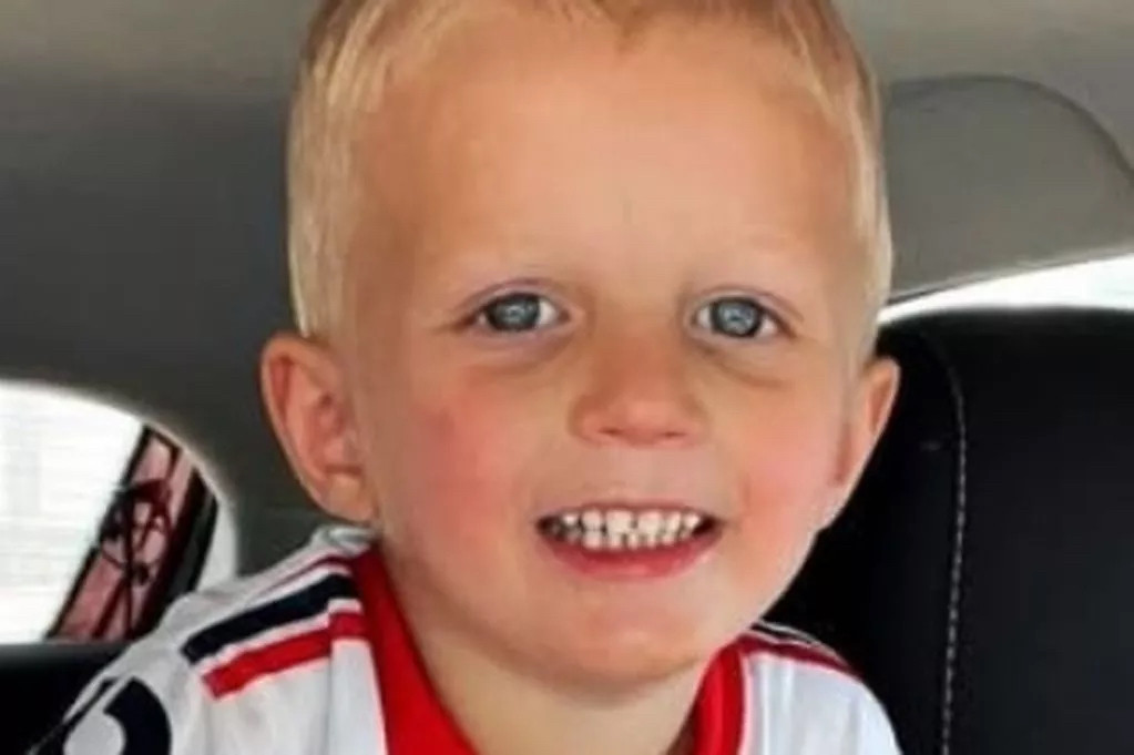 Mẹ kế quên đưa đến nhà trẻ, cậu bé 3 tuổi chết trong ô tô