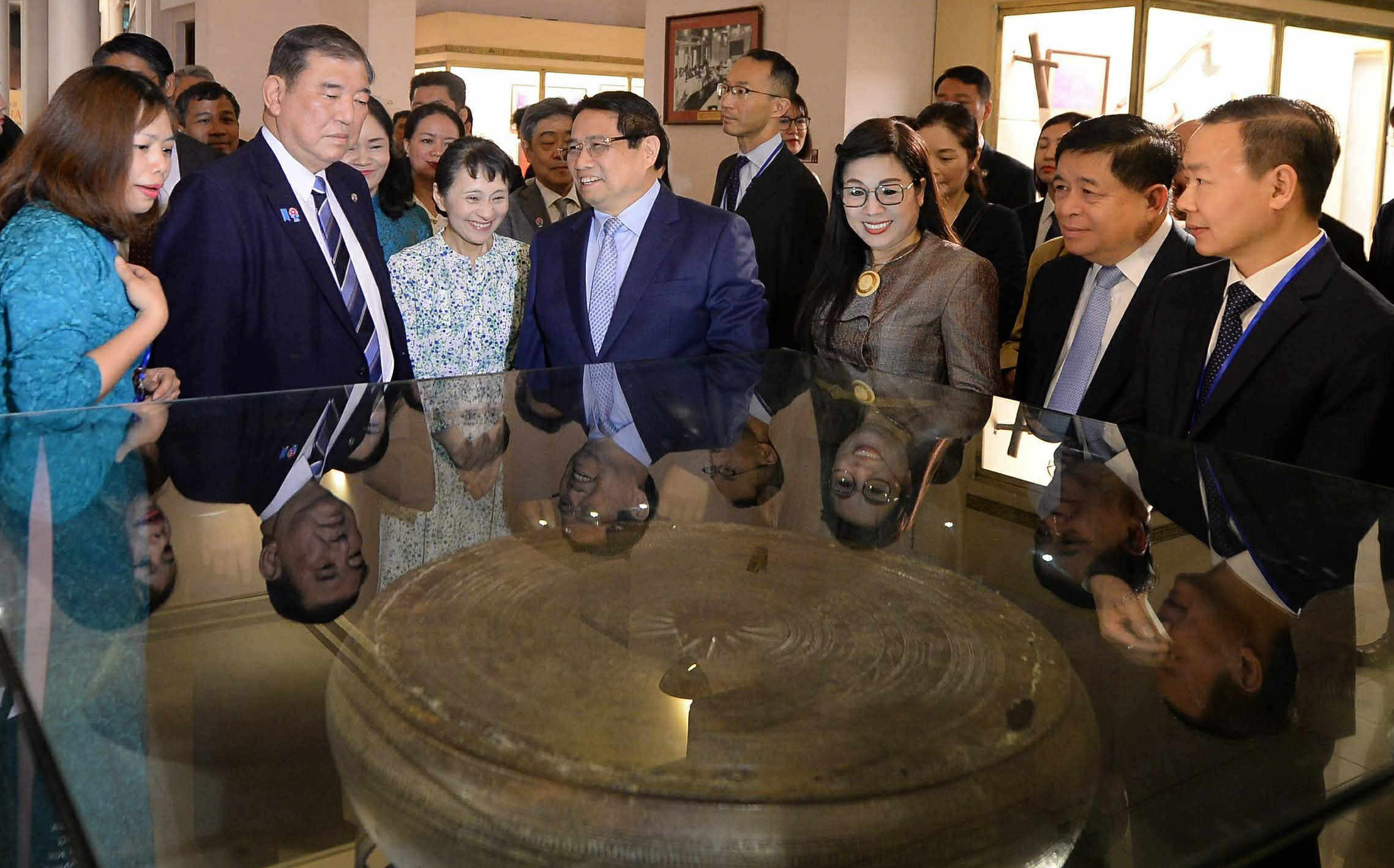 Hai Thủ tướng Việt Nam - Nhật Bản thưởng thức cà phê, thăm Bảo tàng Lịch sử 