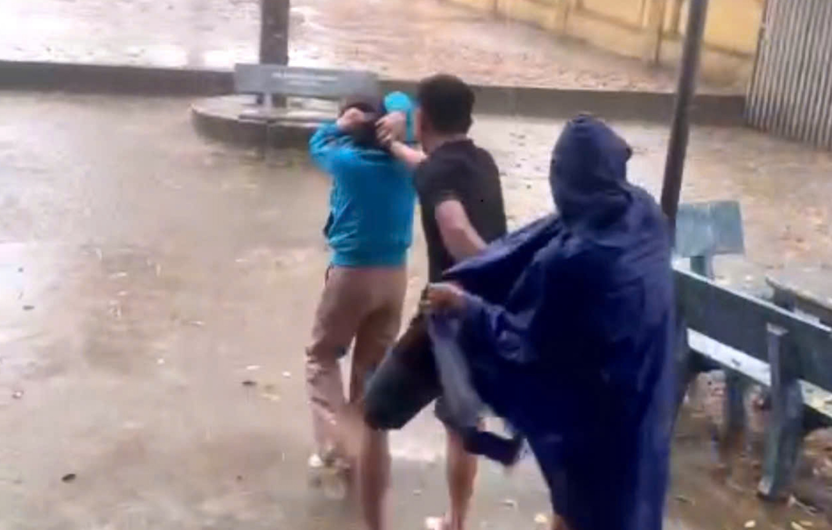 Phụ huynh xông vào trường đánh, túm tóc, bắt cô giáo đứng giữa trời mưa