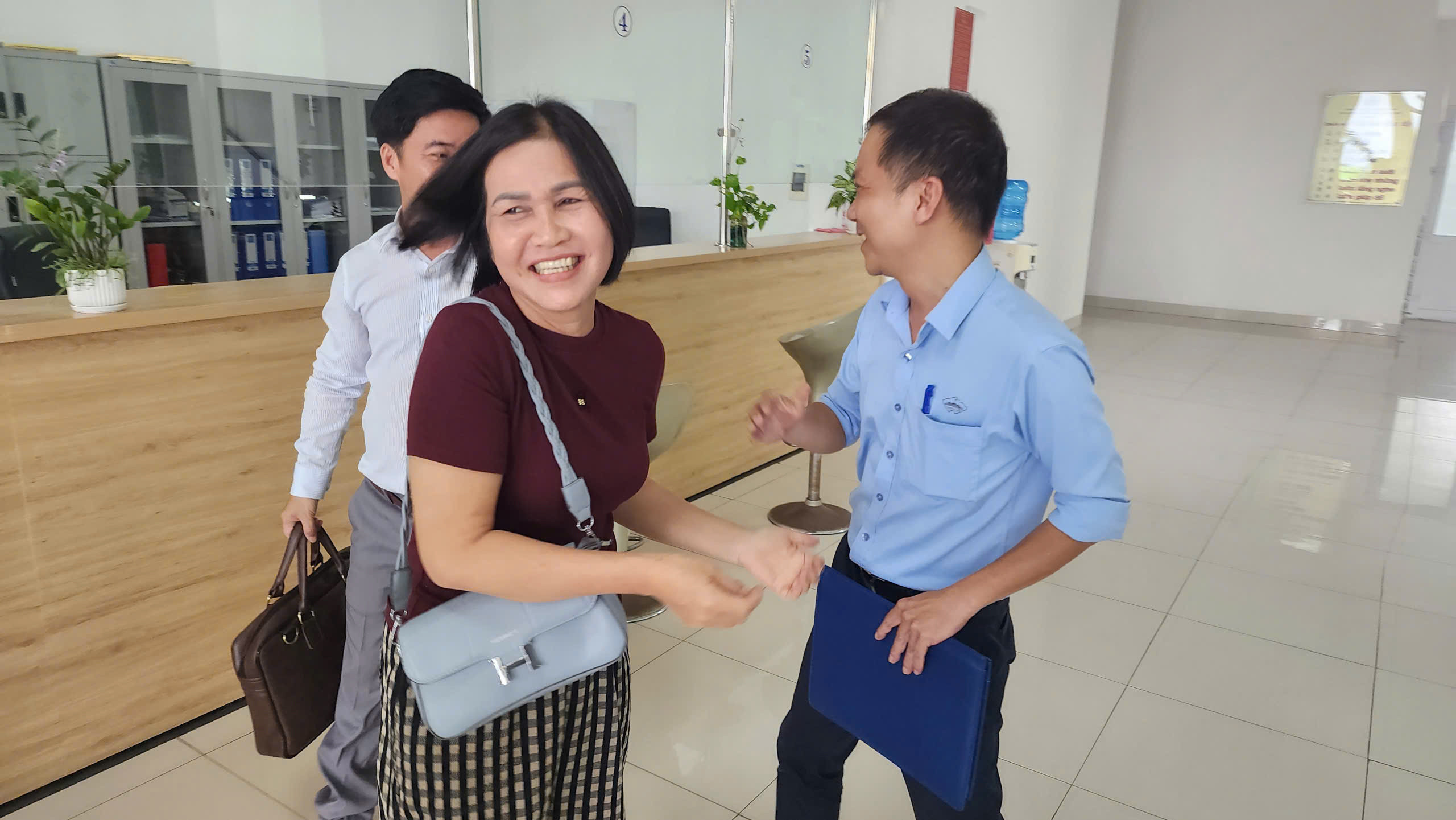 Chủ nhân tờ vé số trúng giải đặc biệt bị rách nhận tiền trúng thưởng