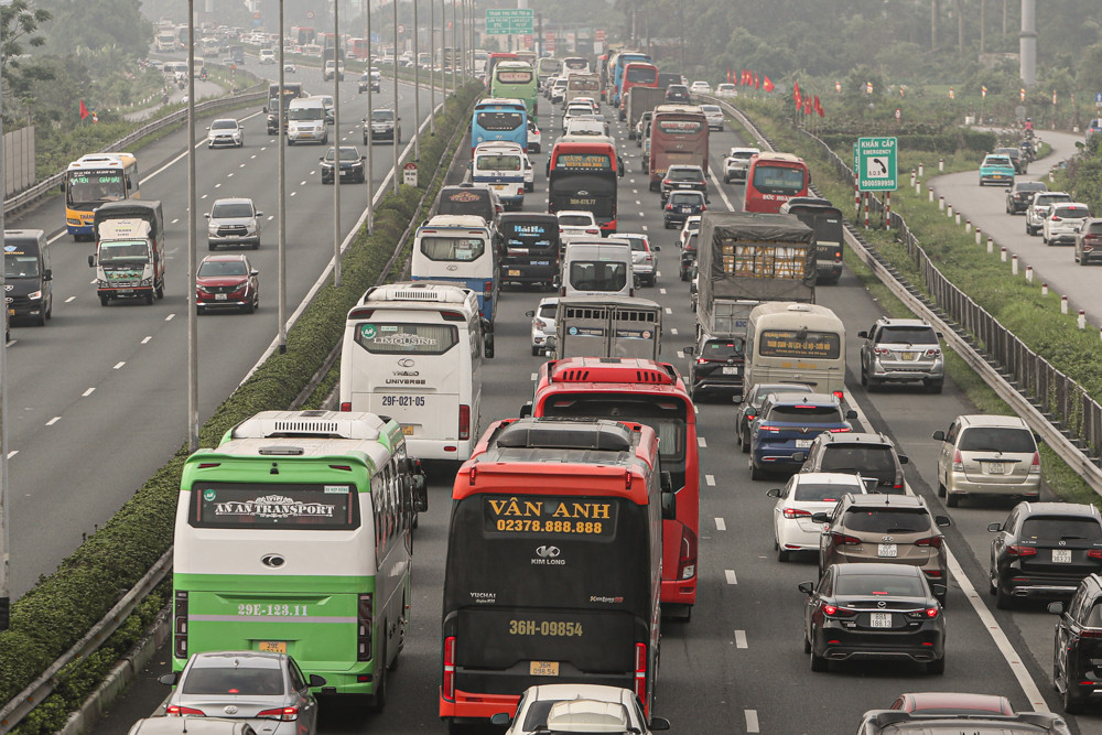 Cửa ngõ Hà Nội ùn tắc 5km, nội đô thông thoáng trong ngày đầu nghỉ lễ