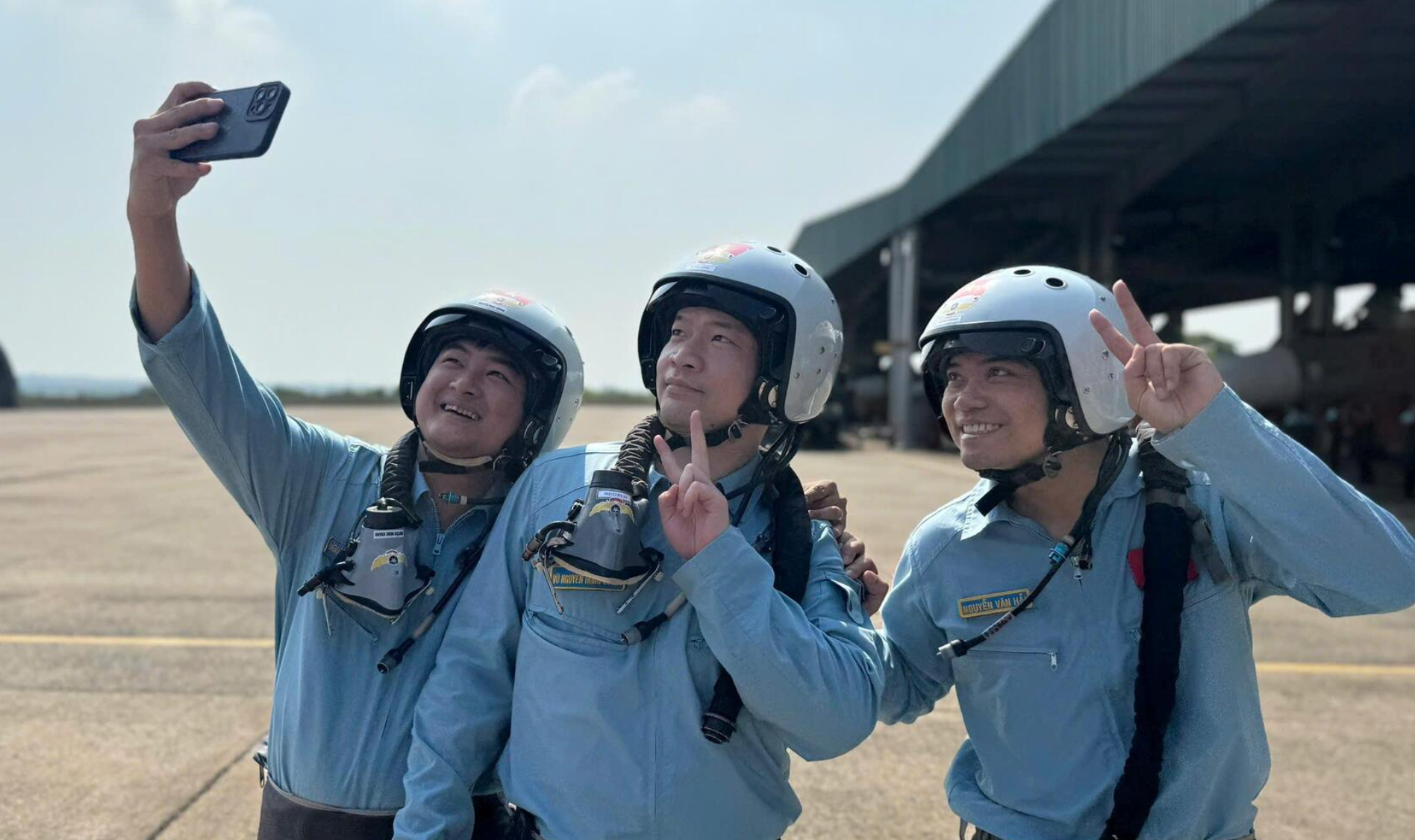 Phi công trực thăng, Su-30MK2 rạng rỡ sau màn rẽ mây, thả nhiễu ở TP.HCM