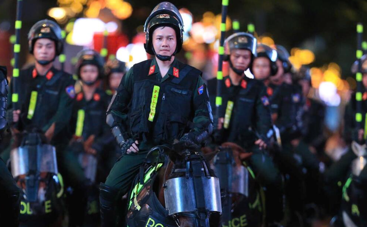 Ngắm dàn kỵ binh trình diễn ở phố đi bộ Nguyễn Huệ