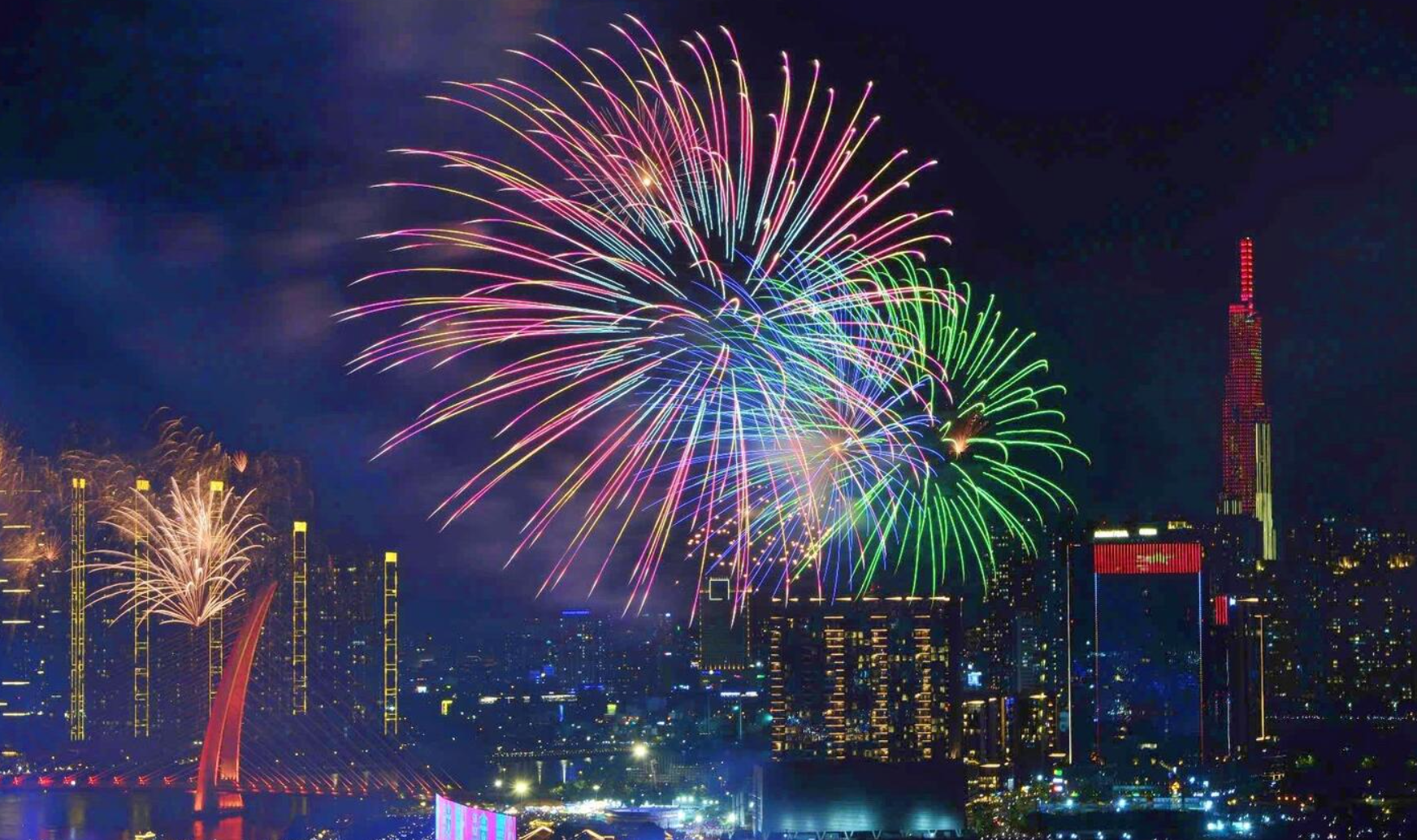 Pháo hoa rực rỡ trên bầu trời TP.HCM, khoảnh khắc tuyệt đẹp tối 30/4 