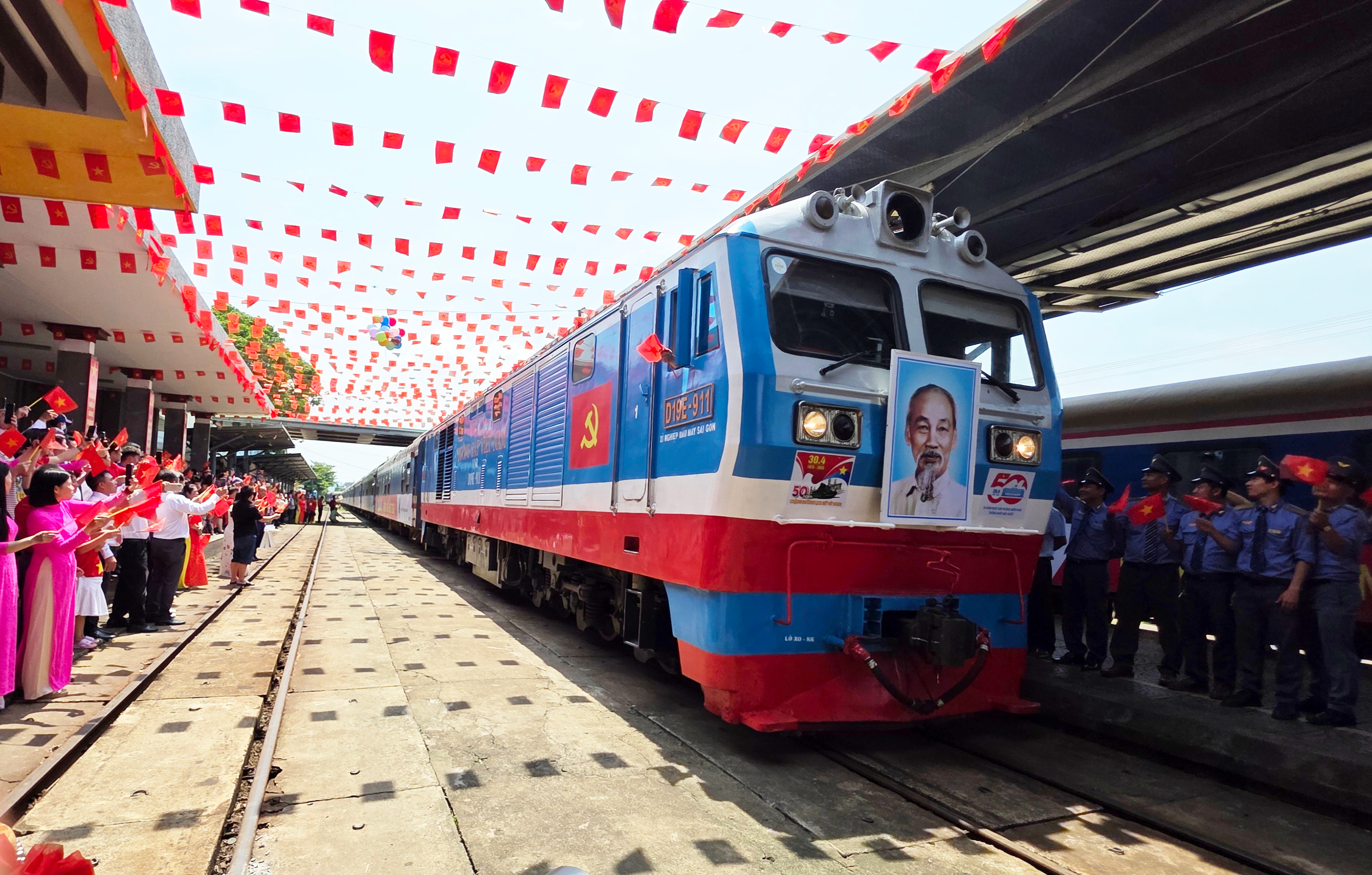 Xúc động khoảnh khắc hai đoàn tàu Thống Nhất gặp nhau tại Đà Nẵng