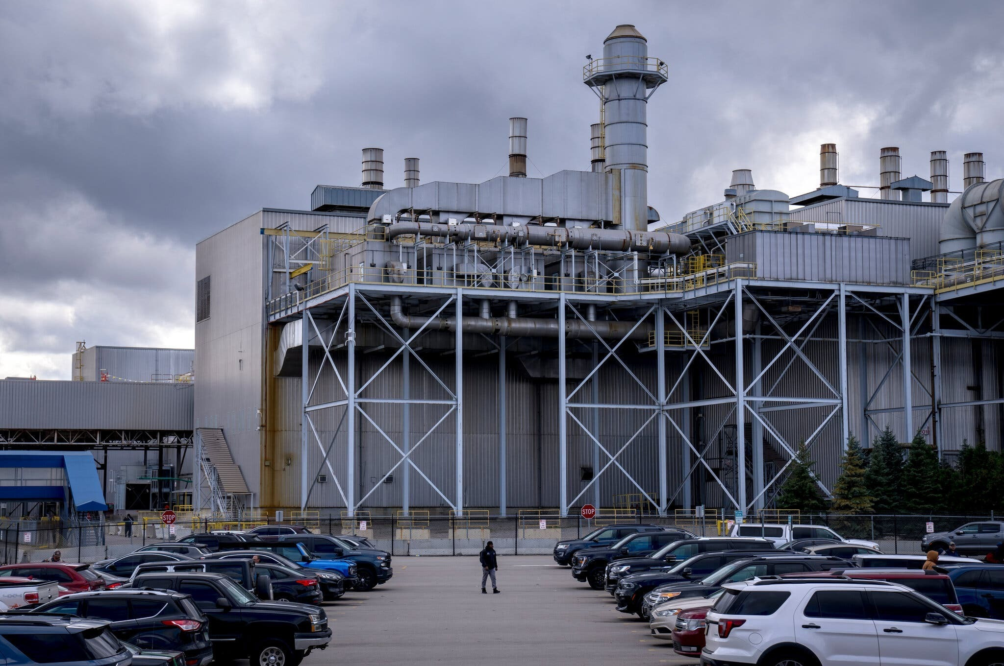 Ông Trump giảm nhẹ thuế quan cho ngành ô tô