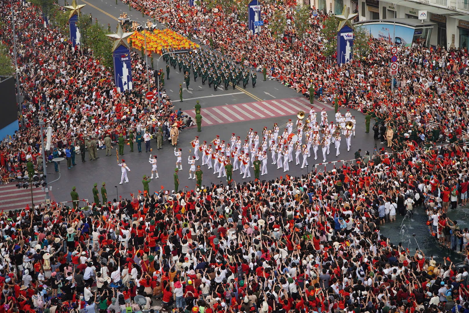 Trời đất giao hoà, vui cùng non sông