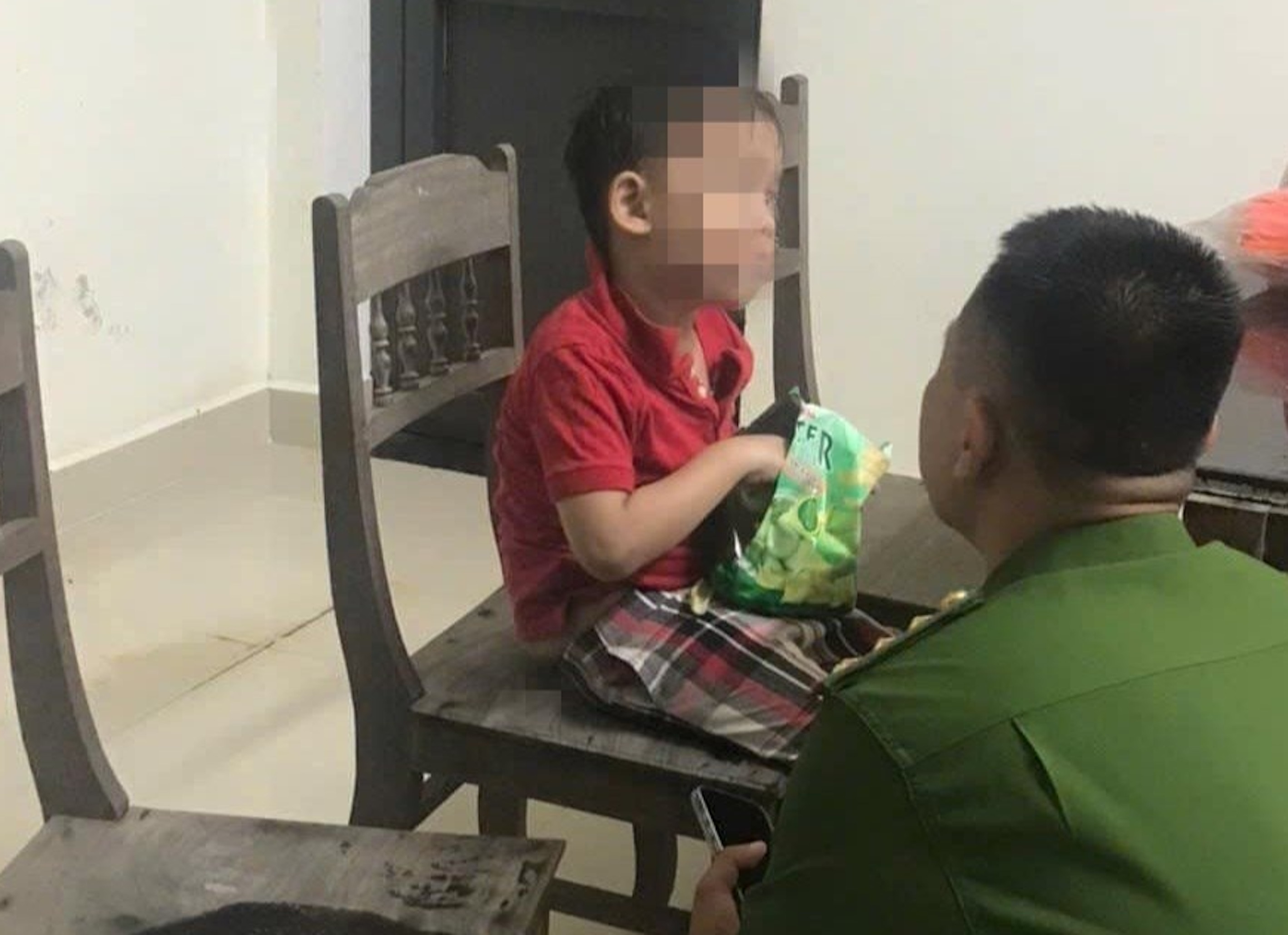 Công an giúp bé trai lạc mẹ khi đi tắm biển kỳ nghỉ lễ 30/4 ở Huế