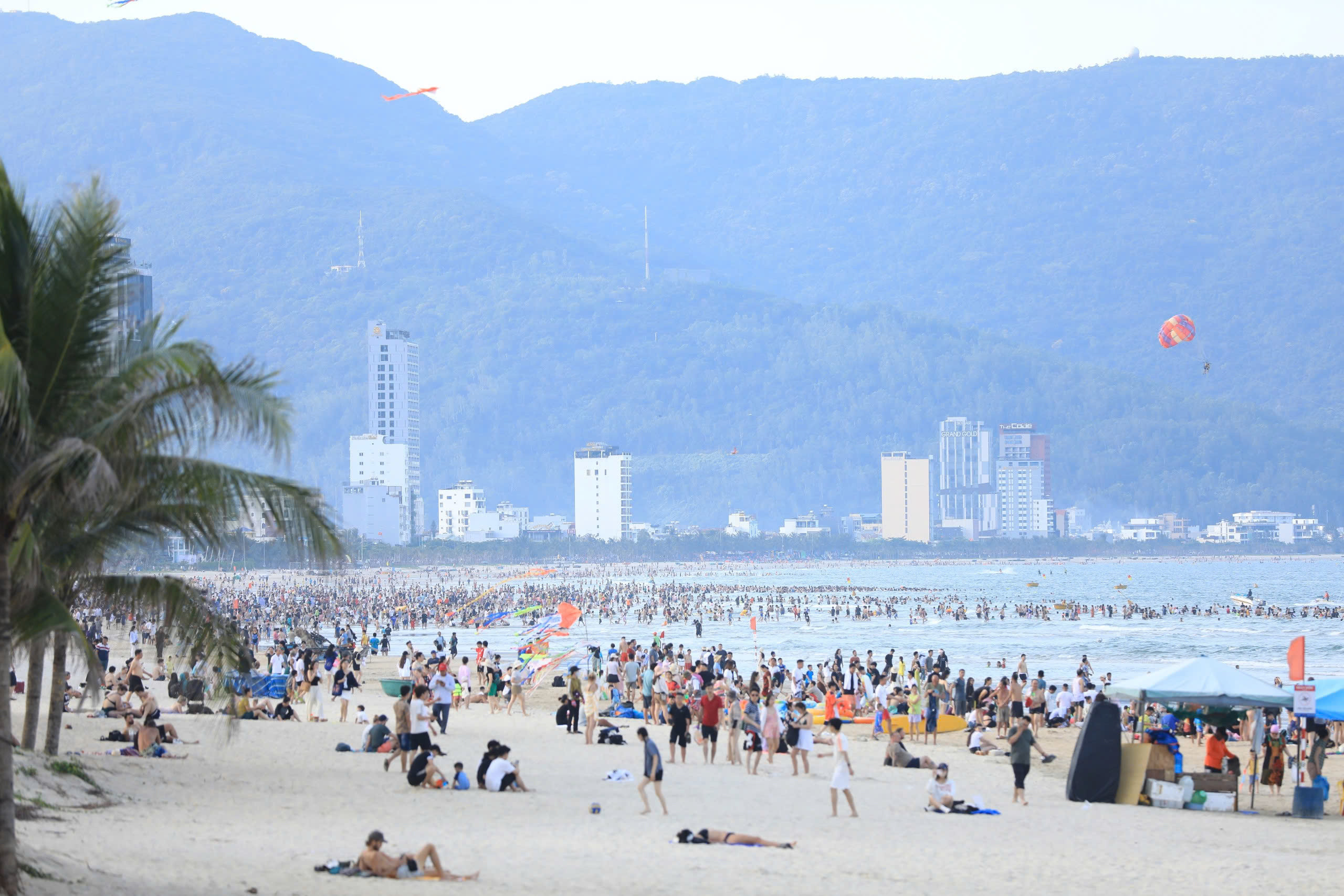 Các bãi biển, điểm du lịch nổi tiếng miền Trung ken đặc du khách kỳ nghỉ lễ