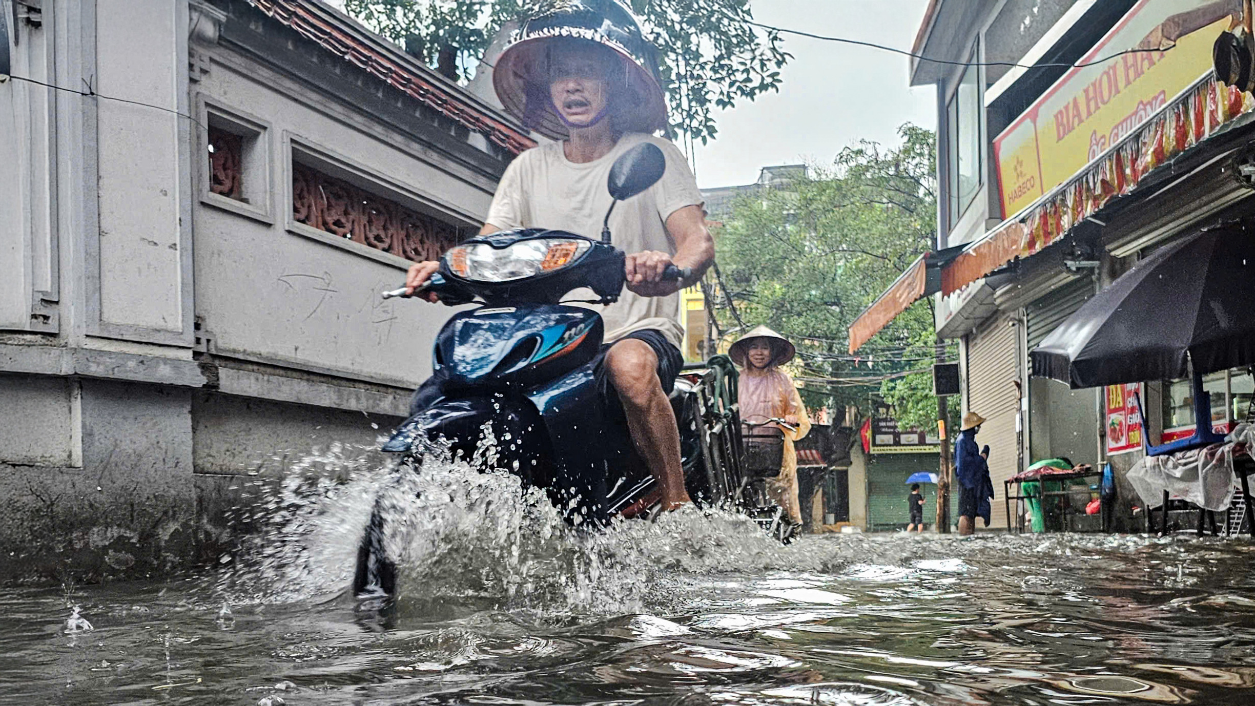 Nhiều tuyến đường ở Hà Nội ngập sâu sau trận mưa lớn sáng 1/5
