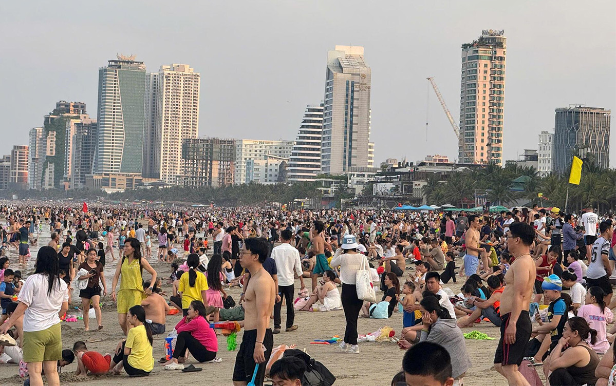 Biển người ở các bãi tắm Đà Nẵng và phố cổ Hội An dịp lễ 30/4-1/5