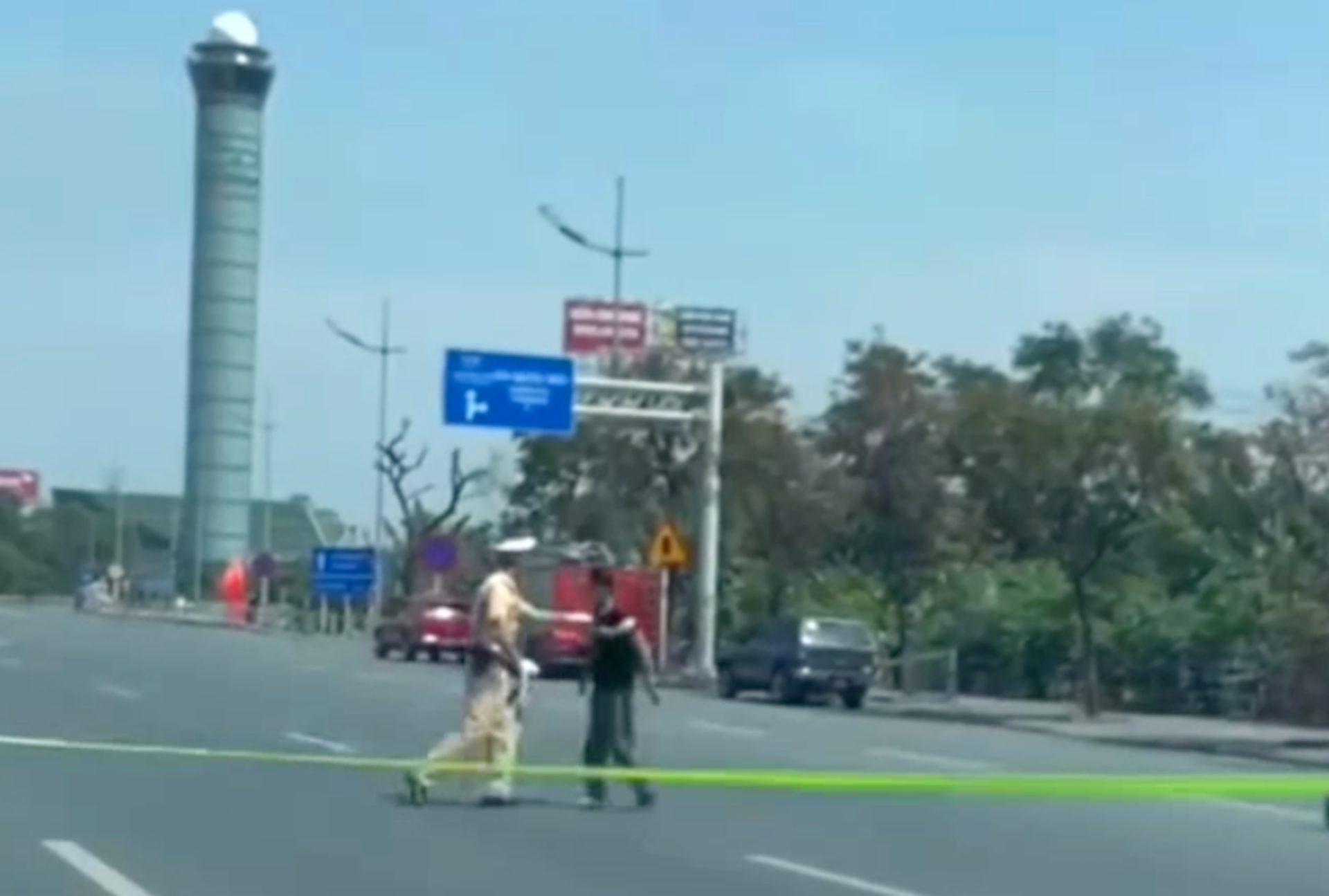 Khởi tố người đàn ông đi vào đường cấm để đón đoàn khách quốc tế, xô đẩy CSGT