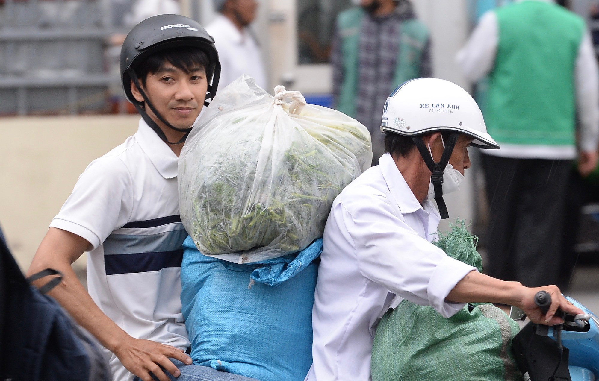 Người dân tay xách nách mang trở lại Hà Nội ngày cuối kỳ nghỉ lễ