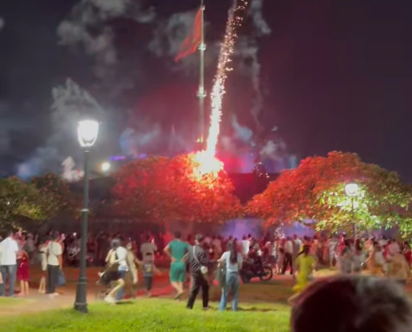 Hỏa pháo súng thần công ở Huế 'lạc' vào khu vực khán giả, đơn vị quản lý nói gì?