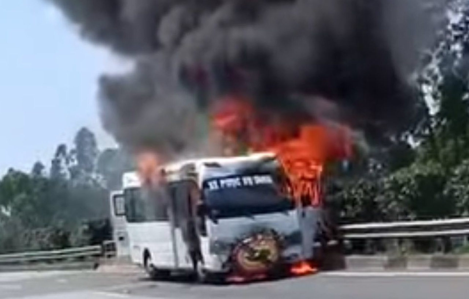 Xe tang cháy ngùn ngụt trên cao tốc Nội Bài - Lào Cai