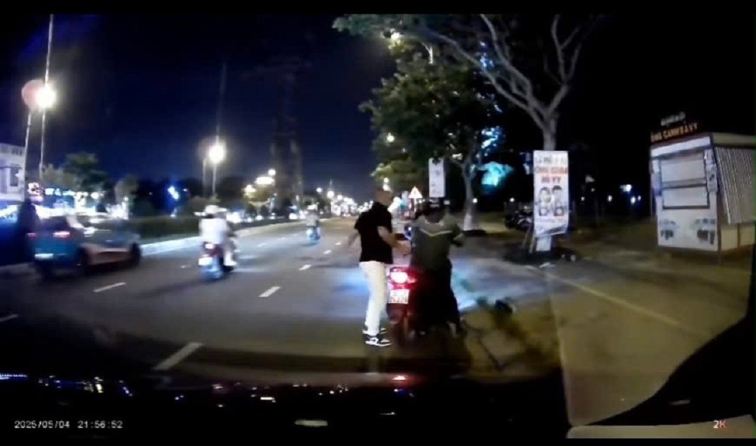 Tài xế GrabBike bị khách cầm mũ bảo hiểm đánh tới tấp ở Đà Nẵng