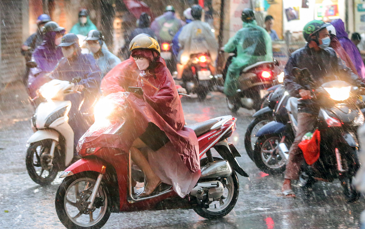 Miền Bắc sắp đón không khí lạnh, thời tiết từ oi nóng chuyển mưa dông