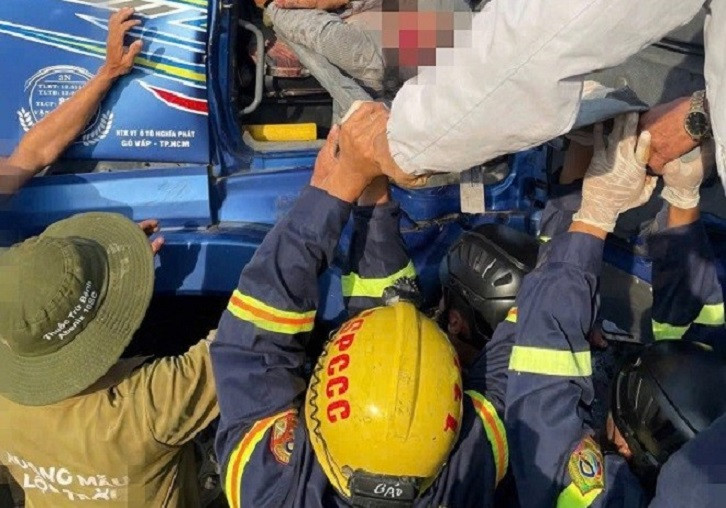 Cảnh sát giải cứu tài xế mắc kẹt trong cabin sau va chạm với xe khách