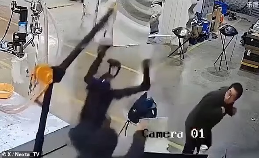 Robot nổi điên tấn công người điều khiển