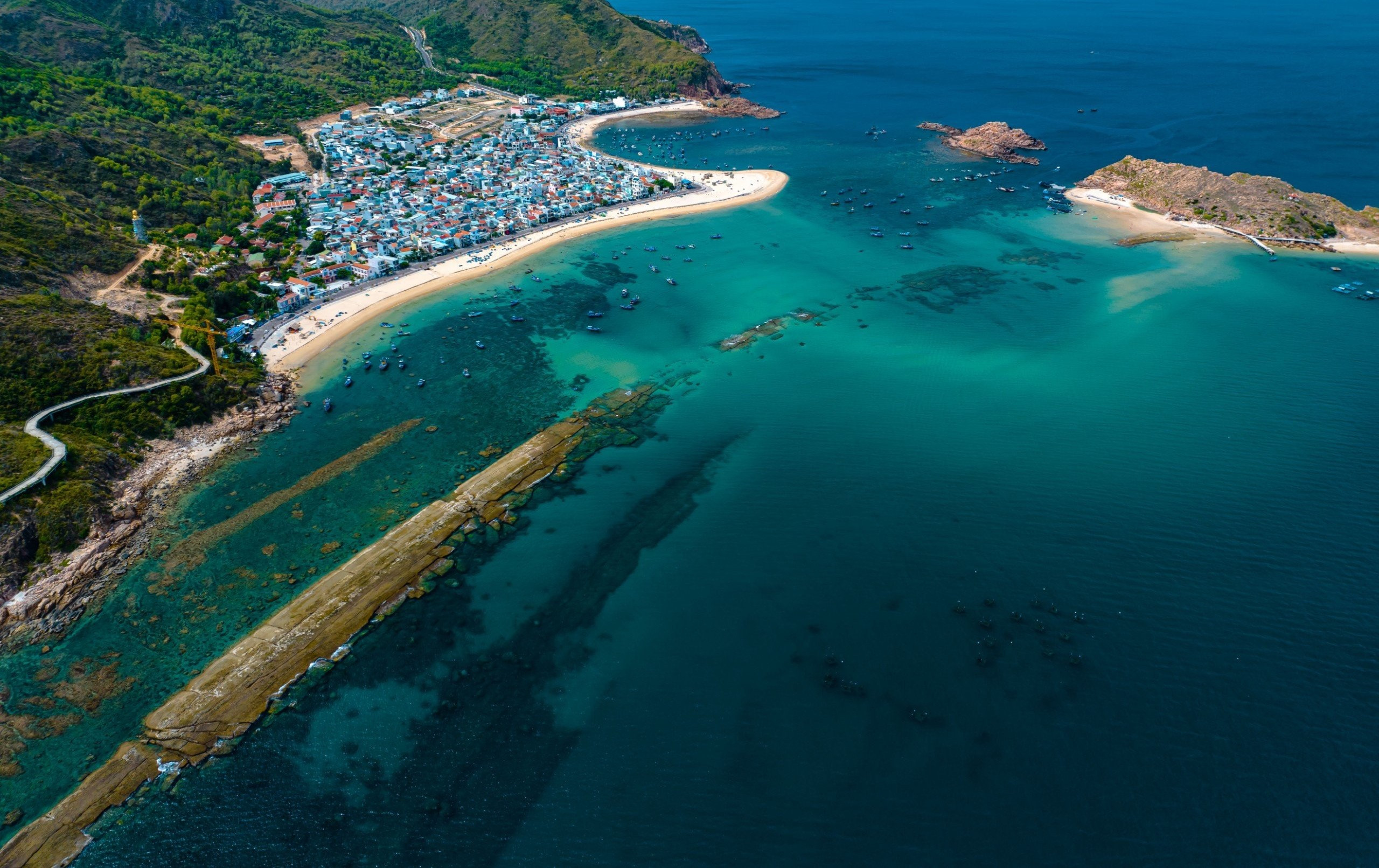 Cận cảnh con đường đi bộ xuyên biển 'thoắt ẩn thoắt hiện' tại Bình Định