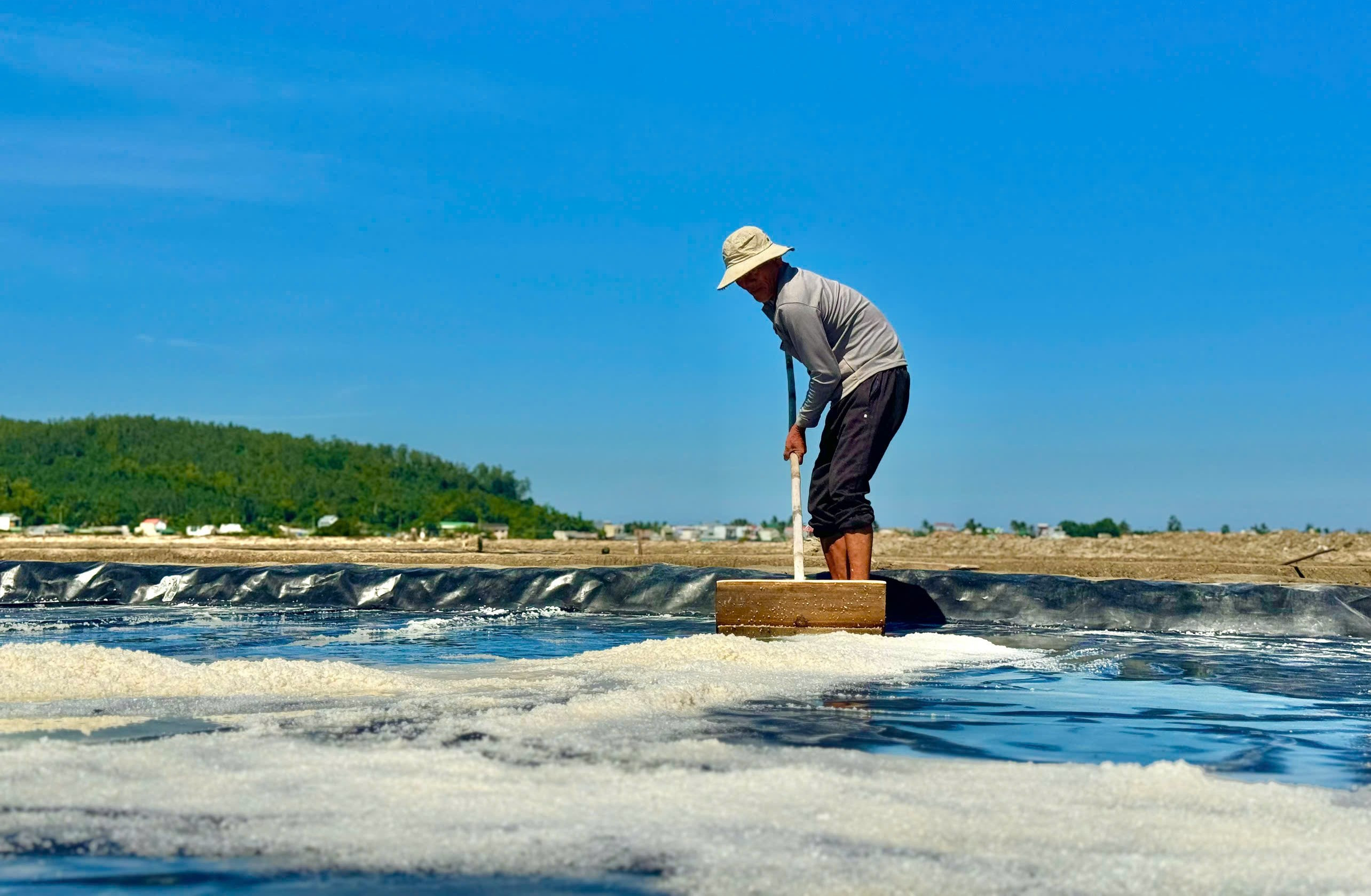 Diêm dân 'đội nắng' cào muối trên cánh đồng hơn 200 năm tuổi