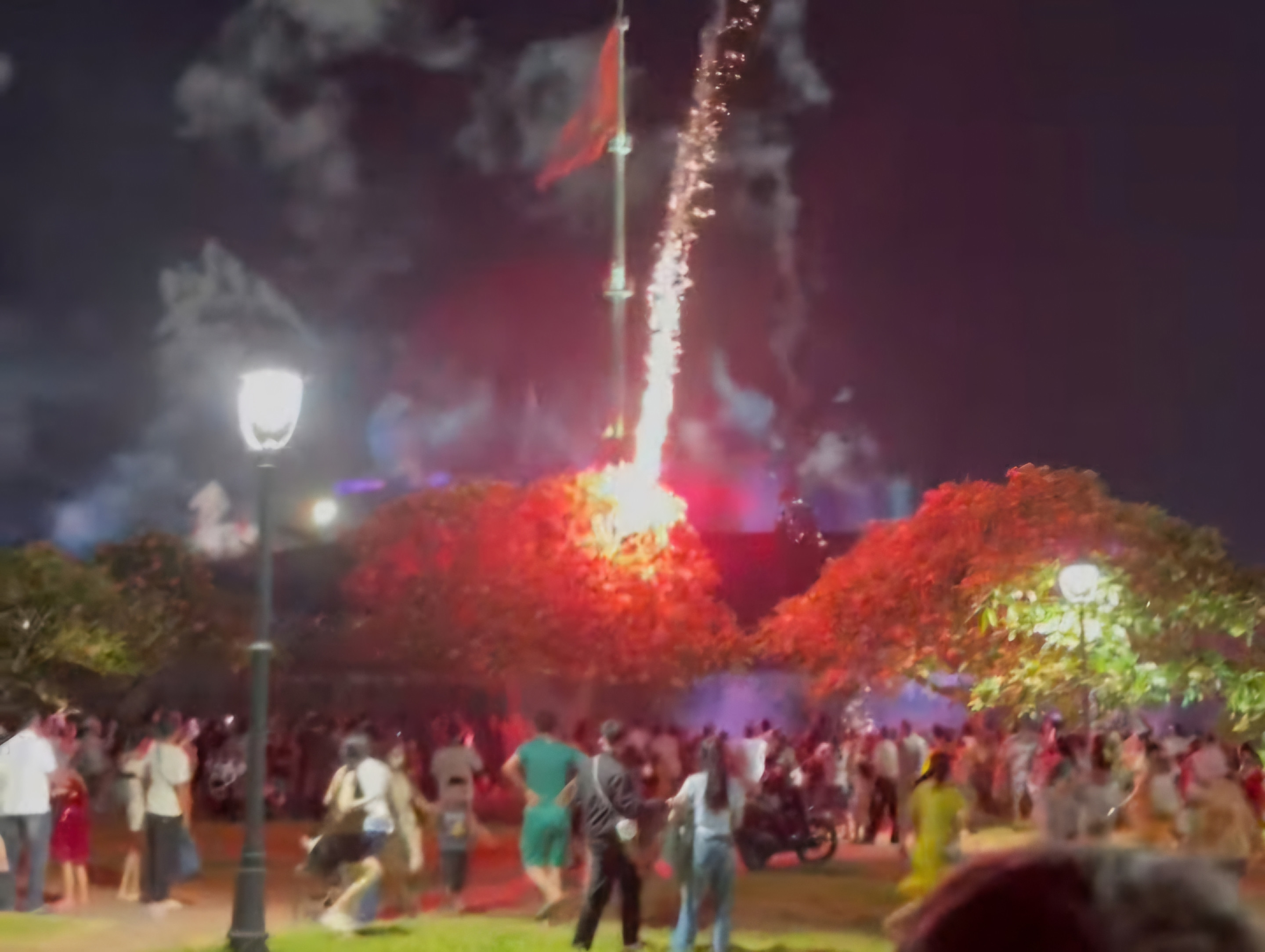 Hoả pháo súng thần công bay 'lạc' vào khu vực khán giả: Đơn vị quản lý xin lỗi