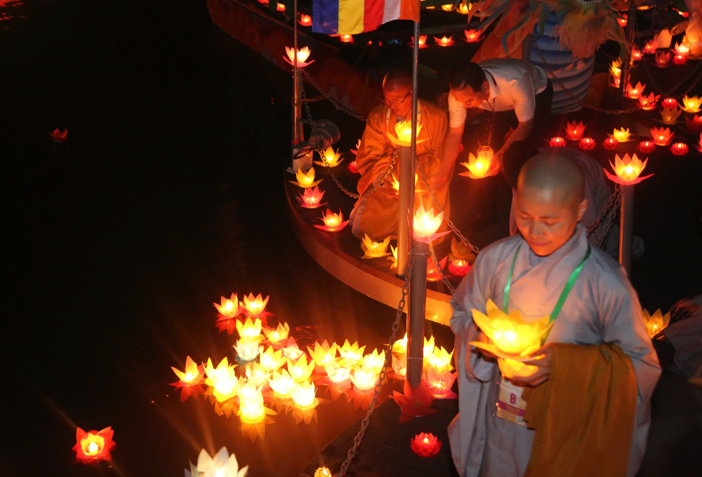 Hoa đăng sáng rực rỡ trong đêm mừng Đại lễ Vesak 2025