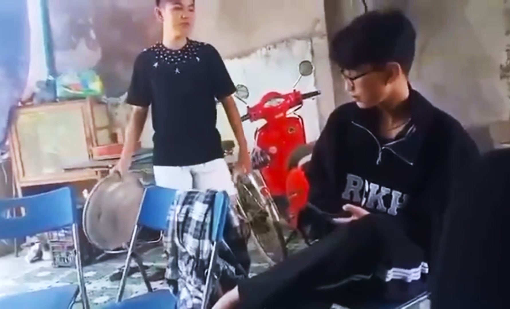 Bị bạn học dùng thau đánh liên tiếp vào đầu, nam sinh tại Bình Định nhập viện