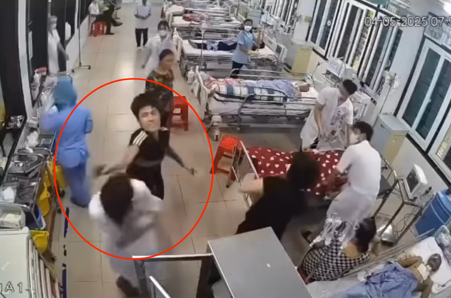 Hành hung nhân viên y tế có thể bị xử lý hình sự, phải xin lỗi công khai