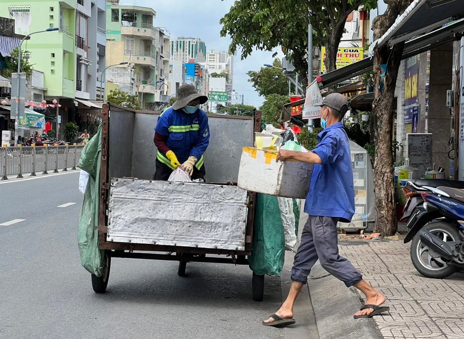 Từ 1/6, người dân TP.HCM trả tiền rác theo số kg