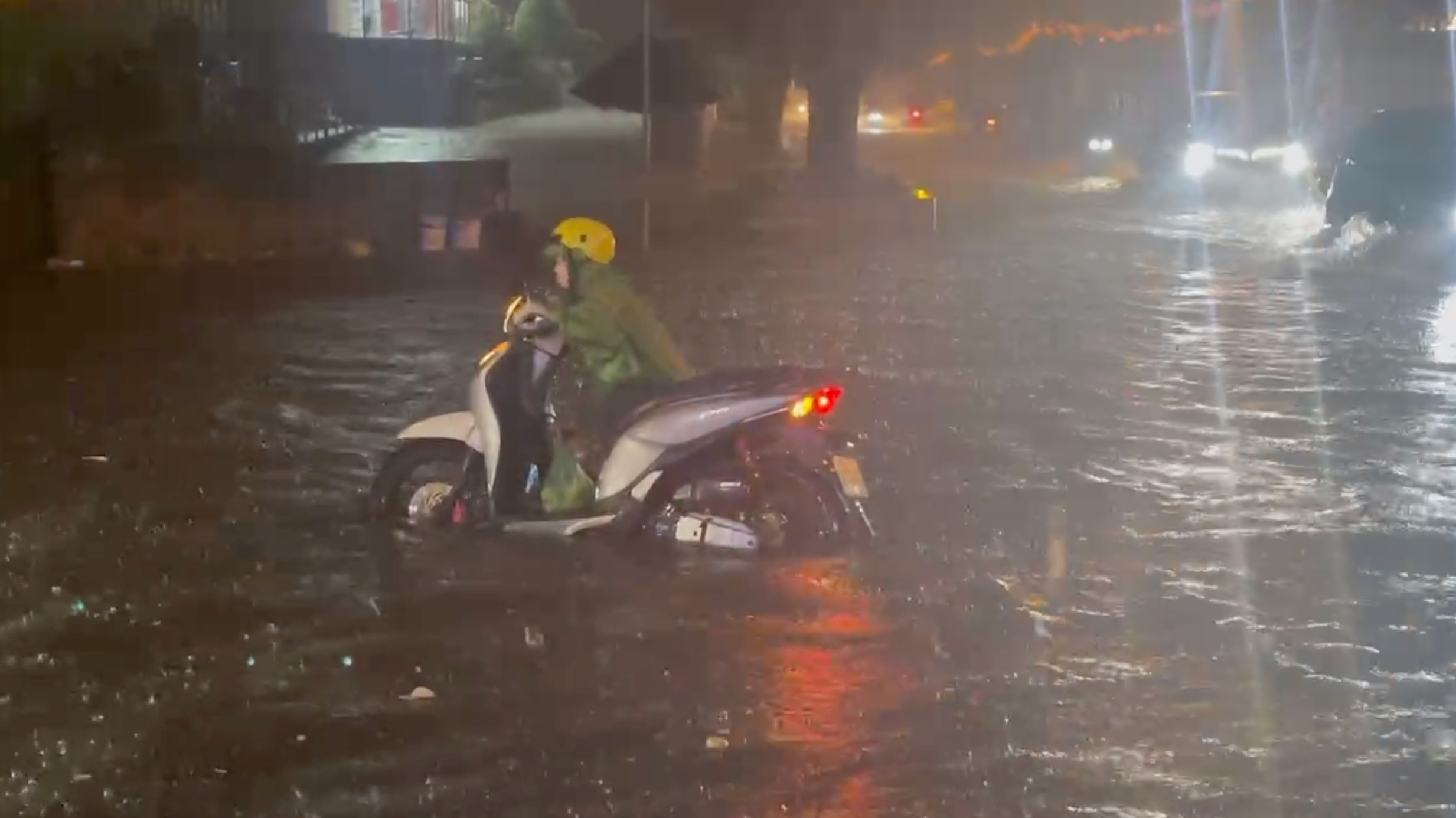 Mưa lớn kéo dài, nhiều khu vực TP.HCM ngập đúng giờ tan tầm