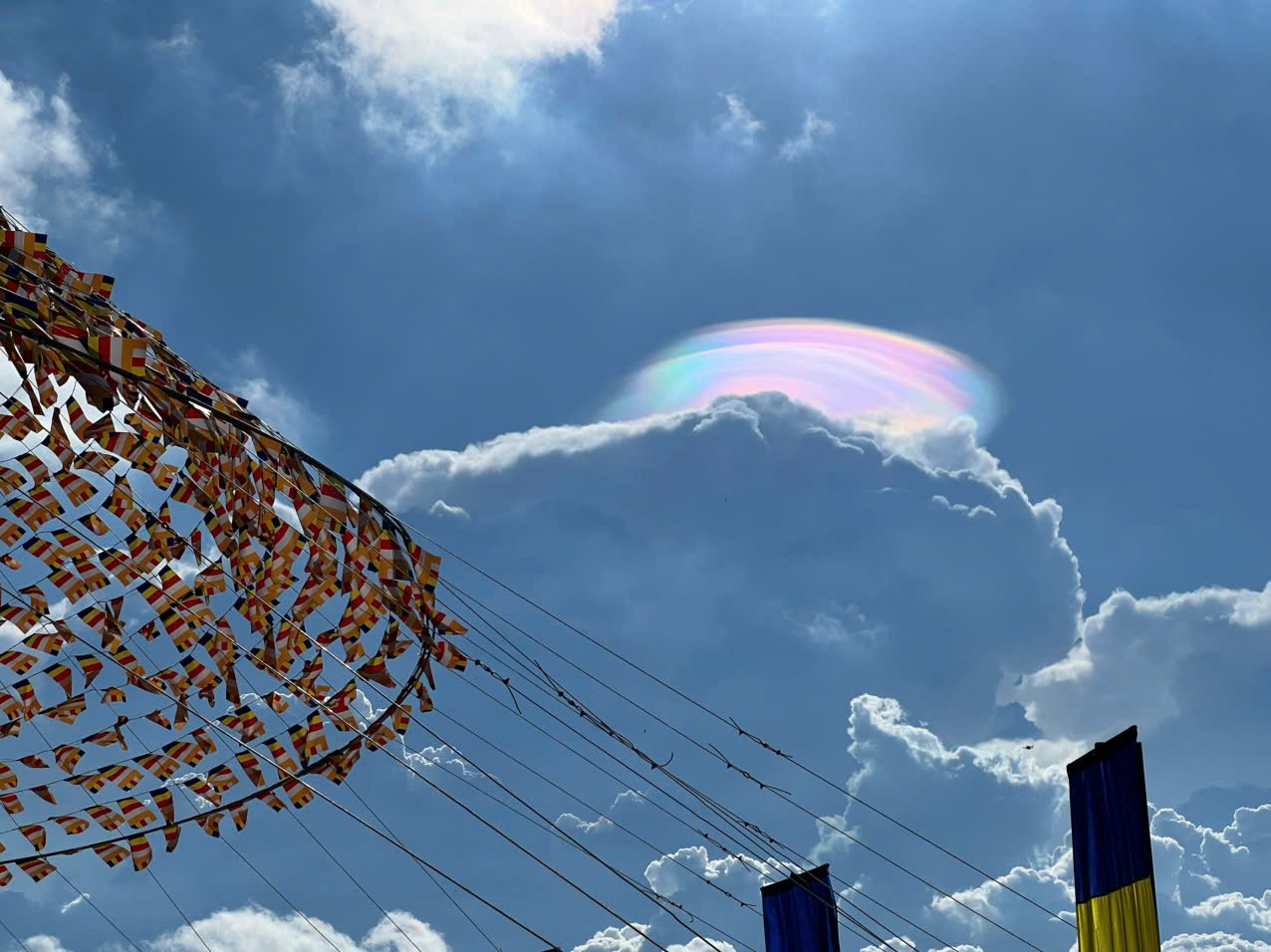 Mây ngũ sắc đôi xuất hiện sau lễ rước xá lợi Phật trên đỉnh núi Bà Đen