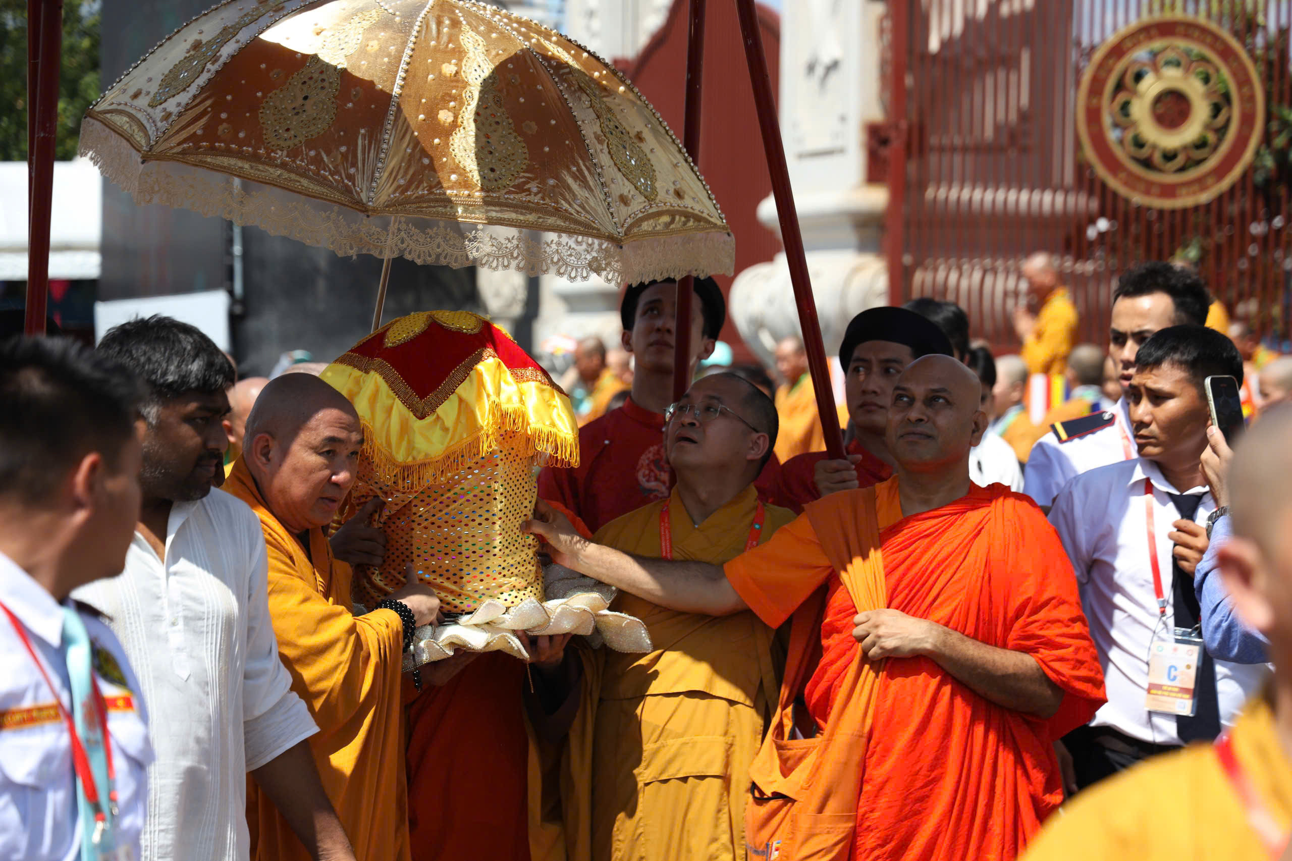 Người dân cung kính tiễn Xá lợi Phật đến núi Bà Đen