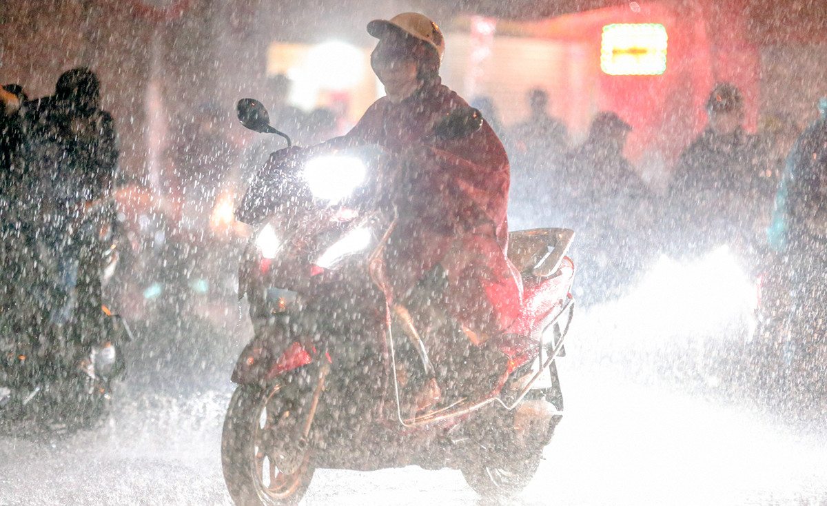 Không khí lạnh liên tiếp tràn về, miền Bắc bước vào đợt mưa lớn