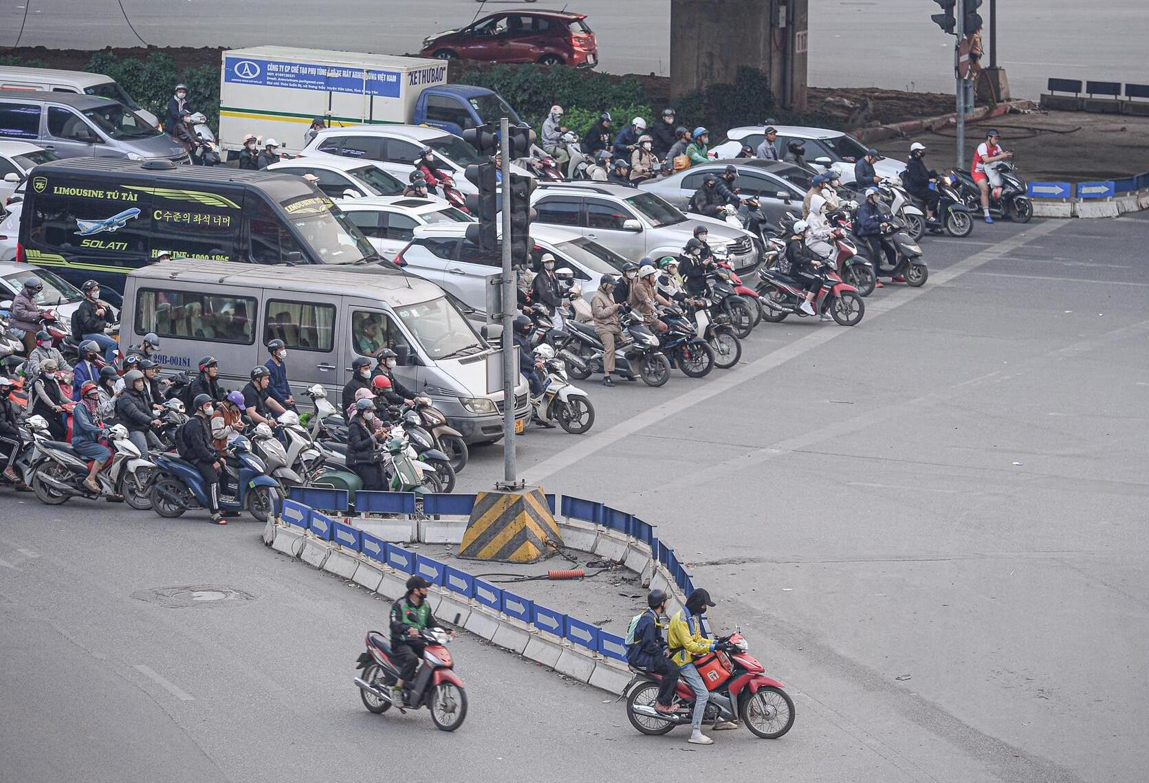 Cục CSGT: Tài xế dừng chờ quá vạch bị phạt tiền như vượt đèn đỏ